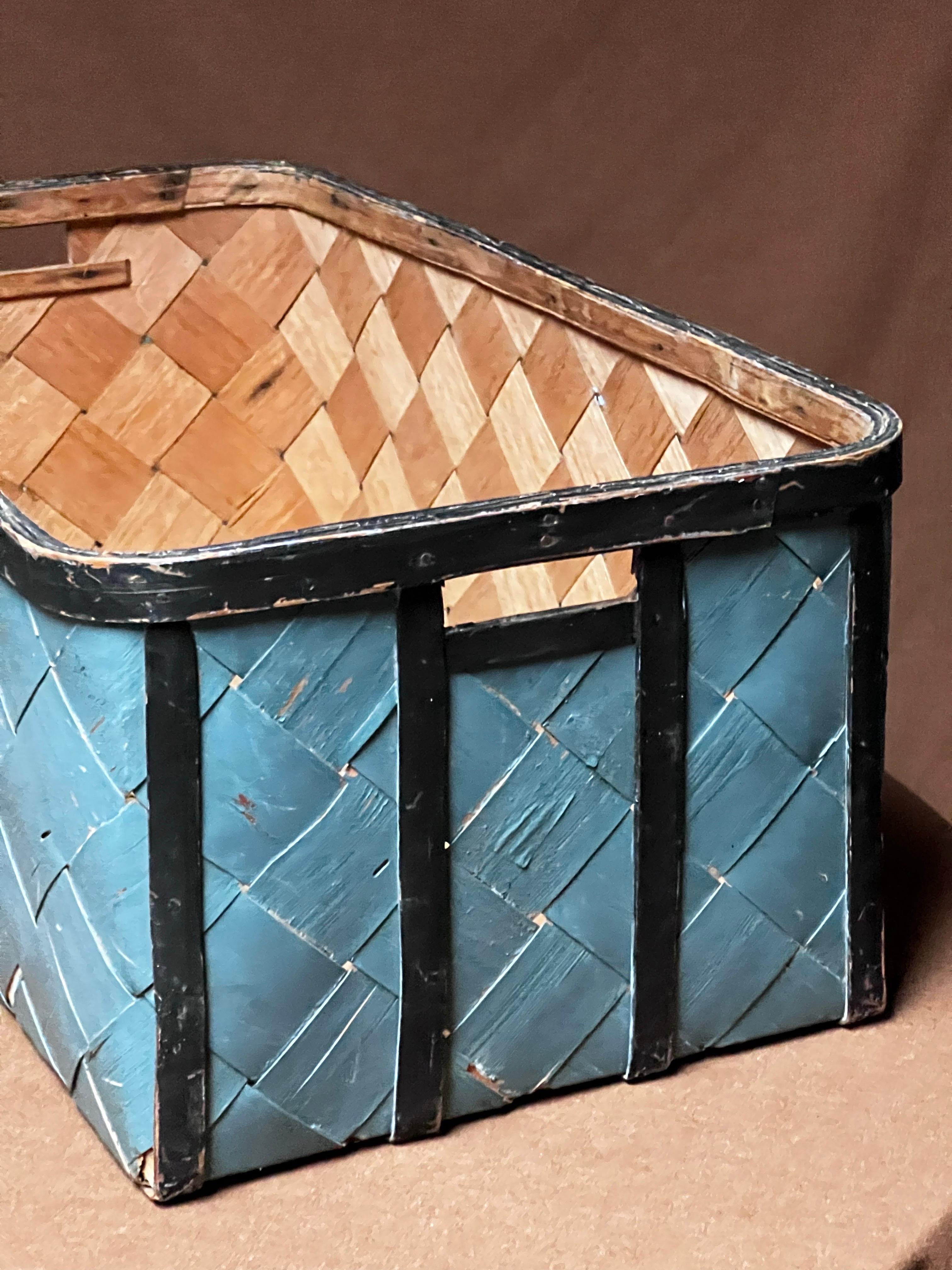 Caja de almacenaje de madera antigua sueca de pino y abedul. Estaba pintada de azul con los bordes negros. Madera curvada de gran calidad. Es una auténtica pieza de principios del siglo XIX. Si lo solicitas, puedes encontrar más