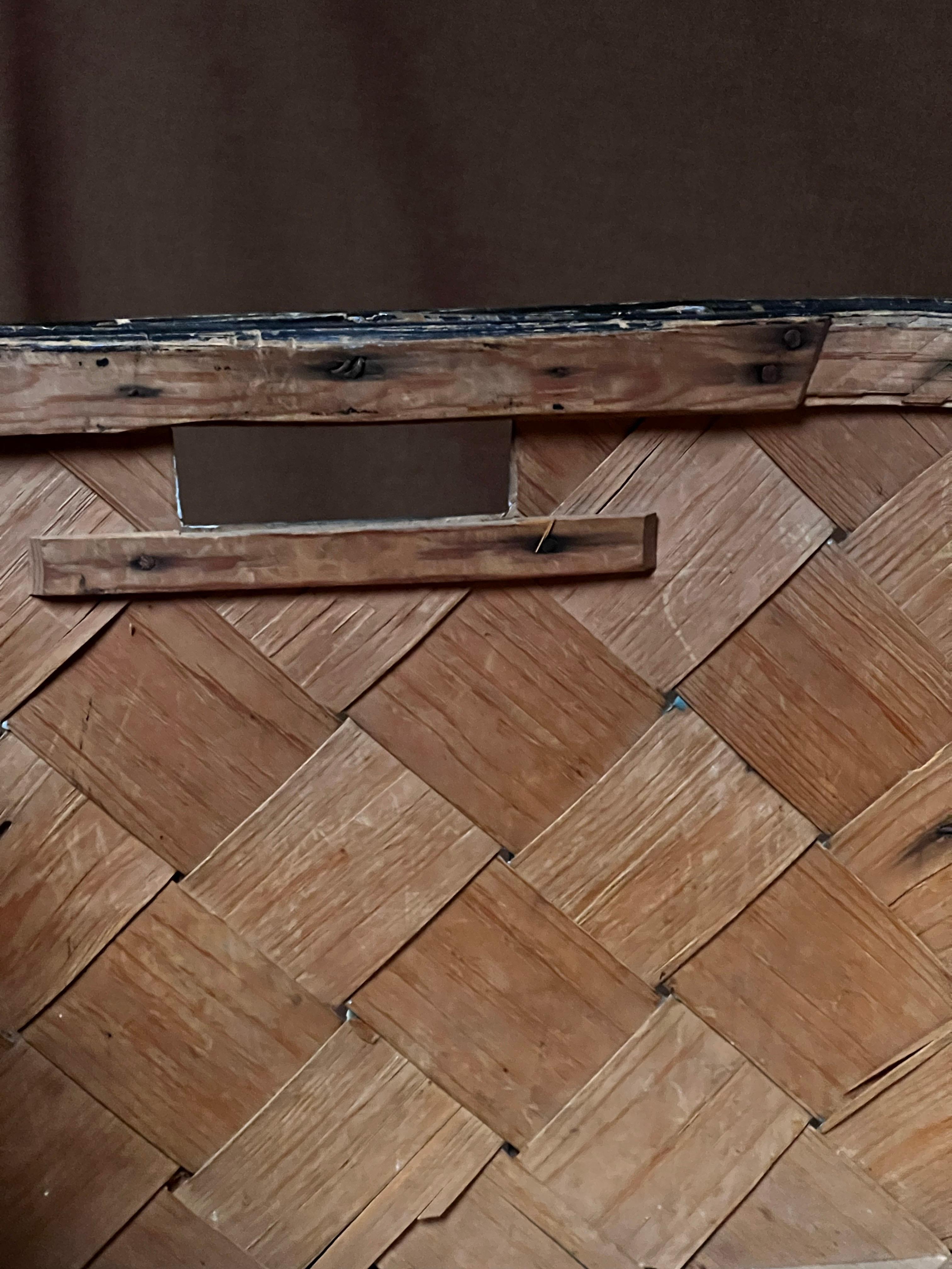Cesta de madera sueca antigua 1800 Artesanía popular hecha a mano Azul y negro Arte popular en venta