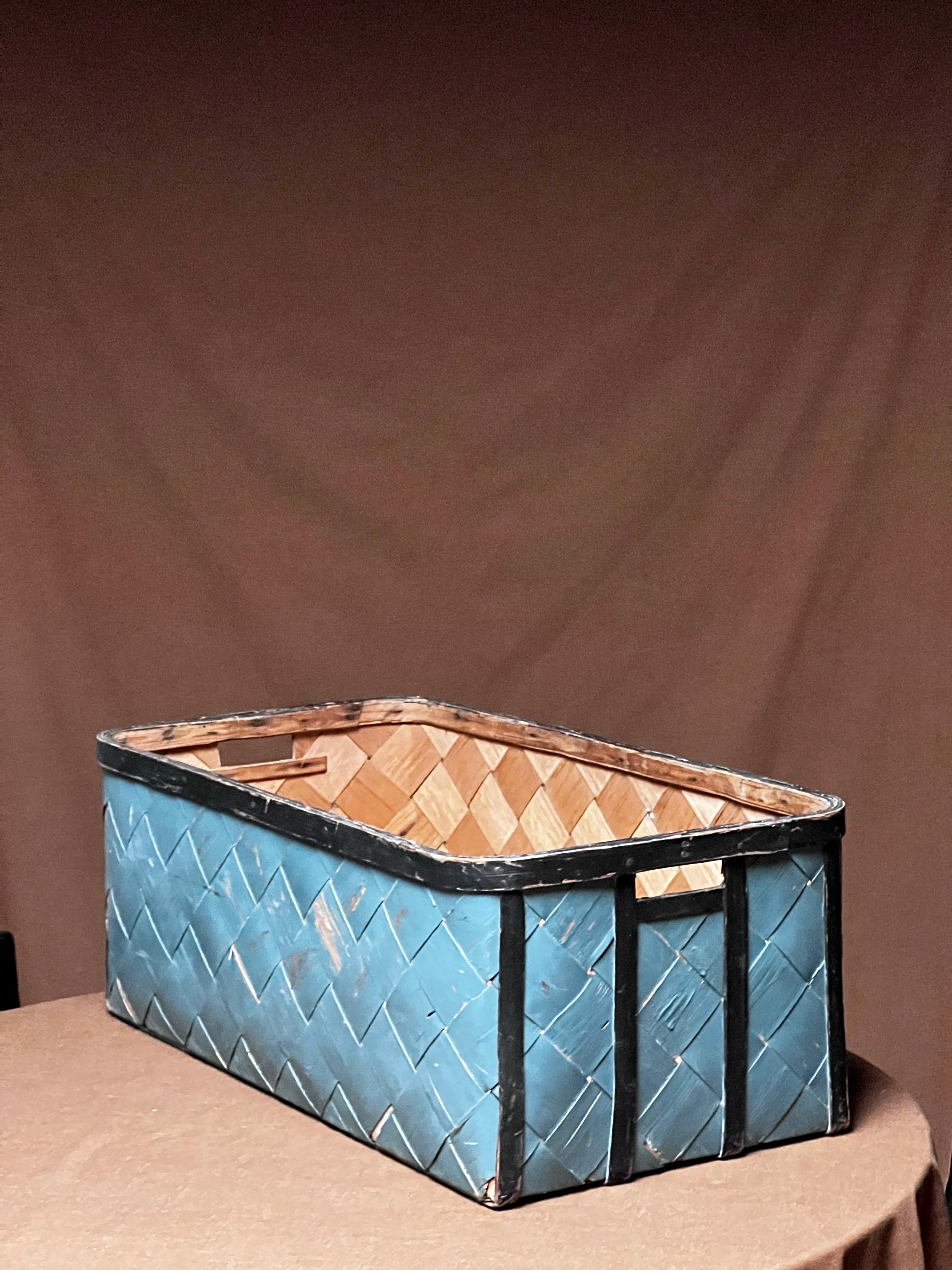 Cesta de madera sueca antigua 1800 Artesanía popular hecha a mano Azul y negro Sueco en venta