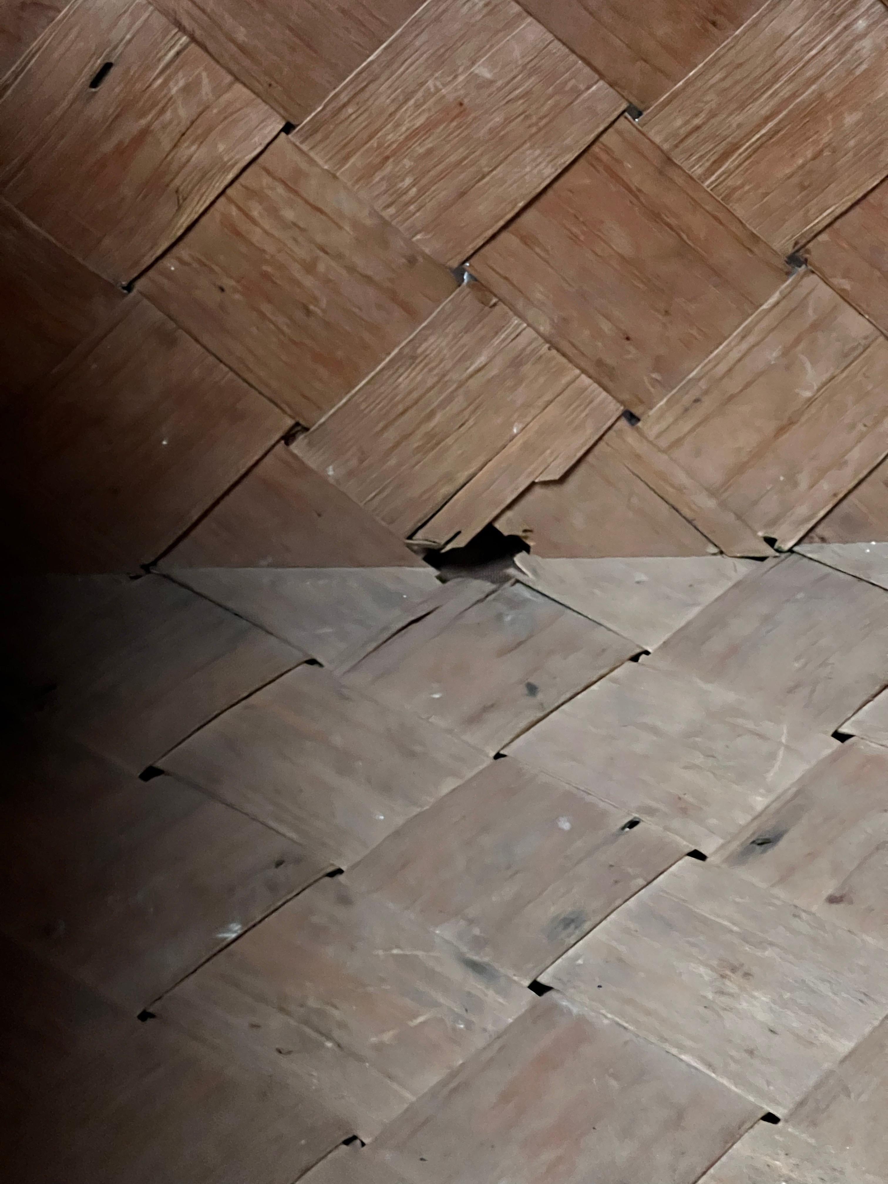 Cesta de madera sueca antigua 1800 Artesanía popular hecha a mano Azul y negro Hecho a mano en venta