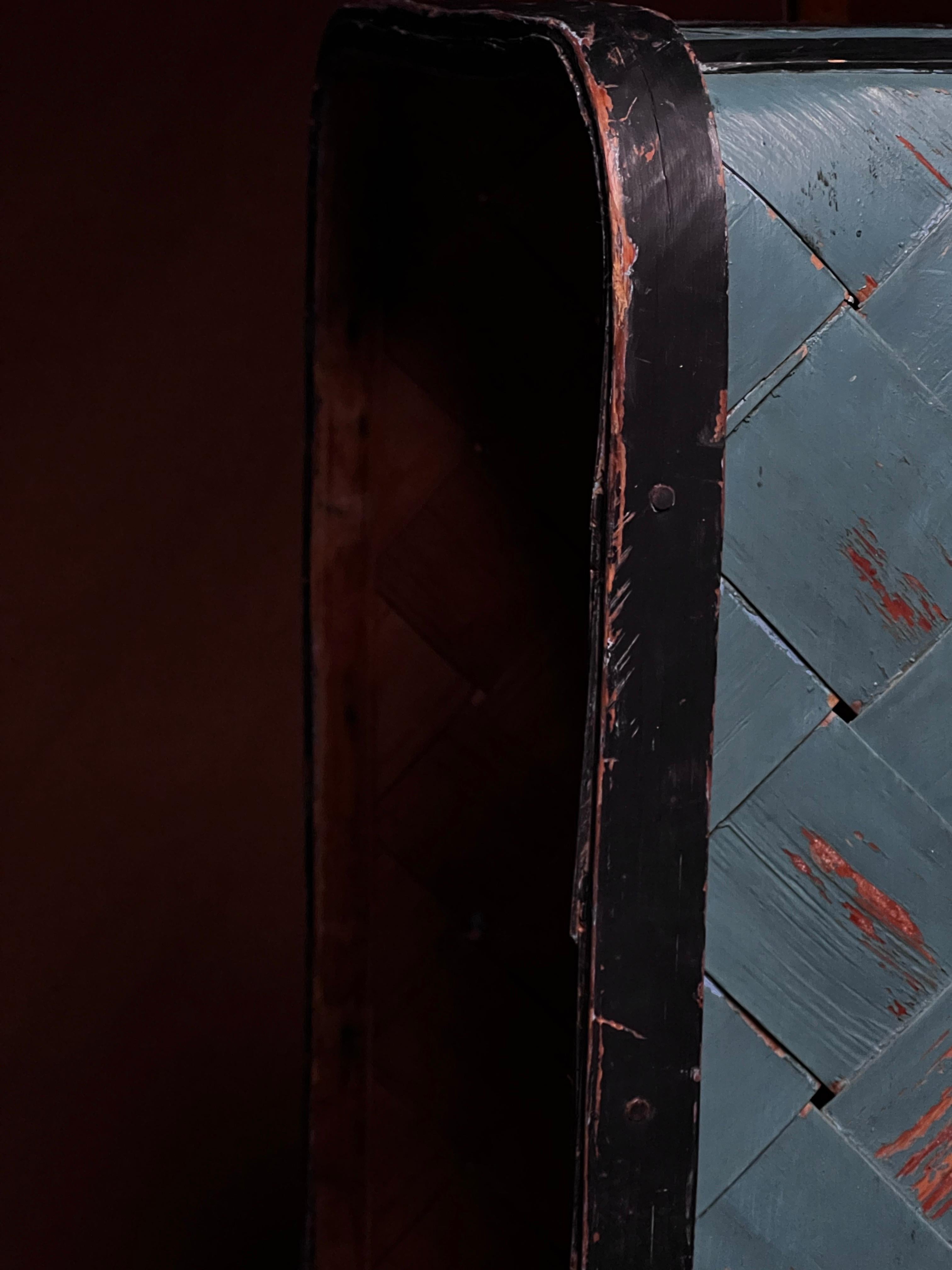 Cesta de madera sueca antigua 1800 Artesanía popular hecha a mano Azul y negro en Bueno estado para la venta en Forest, BE