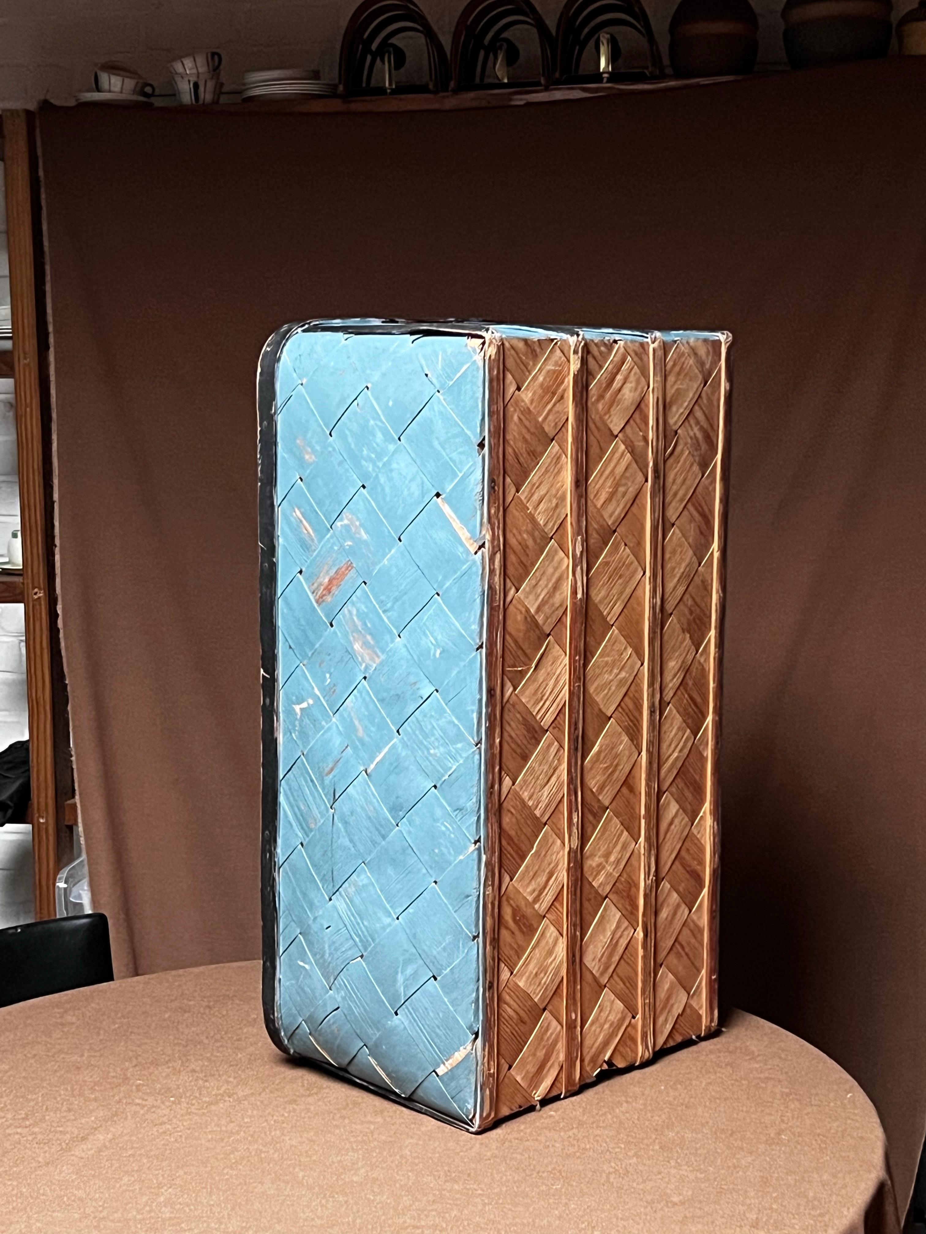 Cesta de madera sueca antigua 1800 Artesanía popular hecha a mano Azul y negro siglo XIX en venta