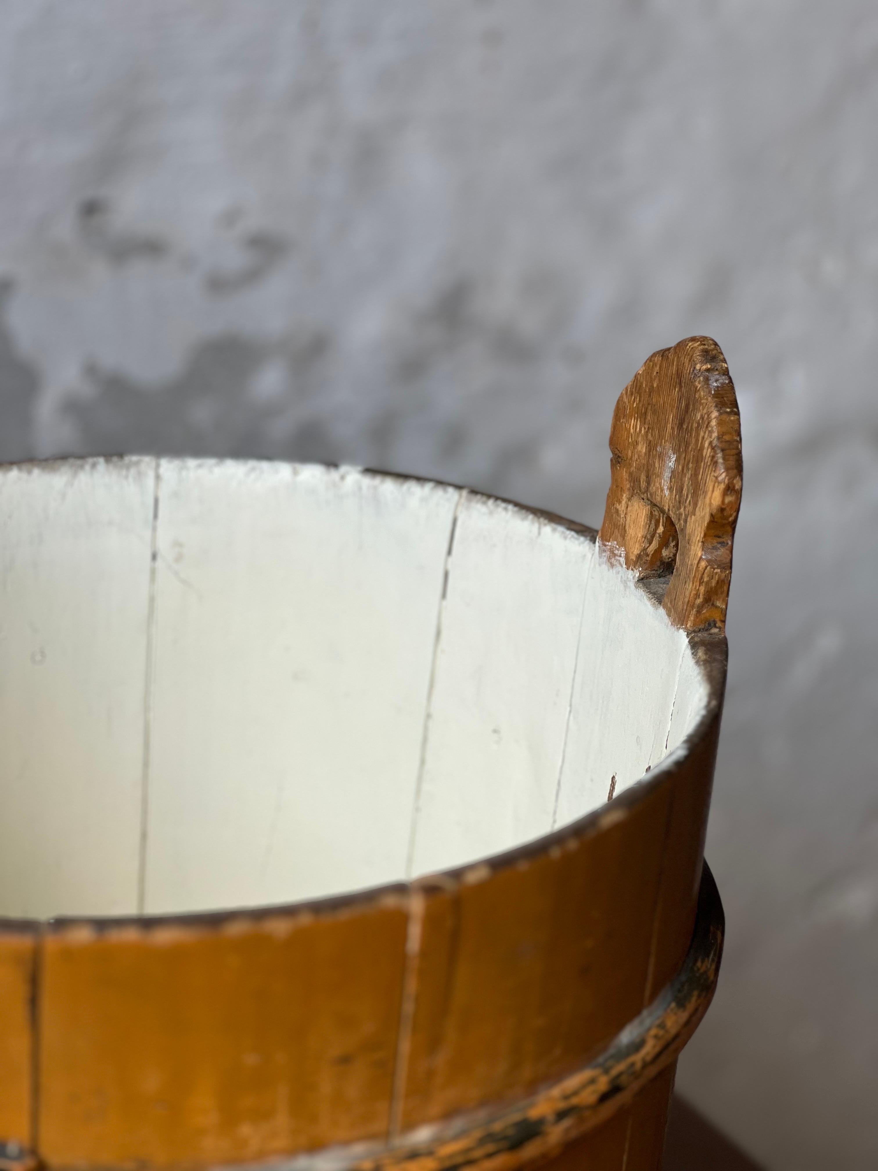 Antique Swedish Wooden basket 1800's painted in warm tones Handmade Folk Craft In Good Condition For Sale In Forest, BE