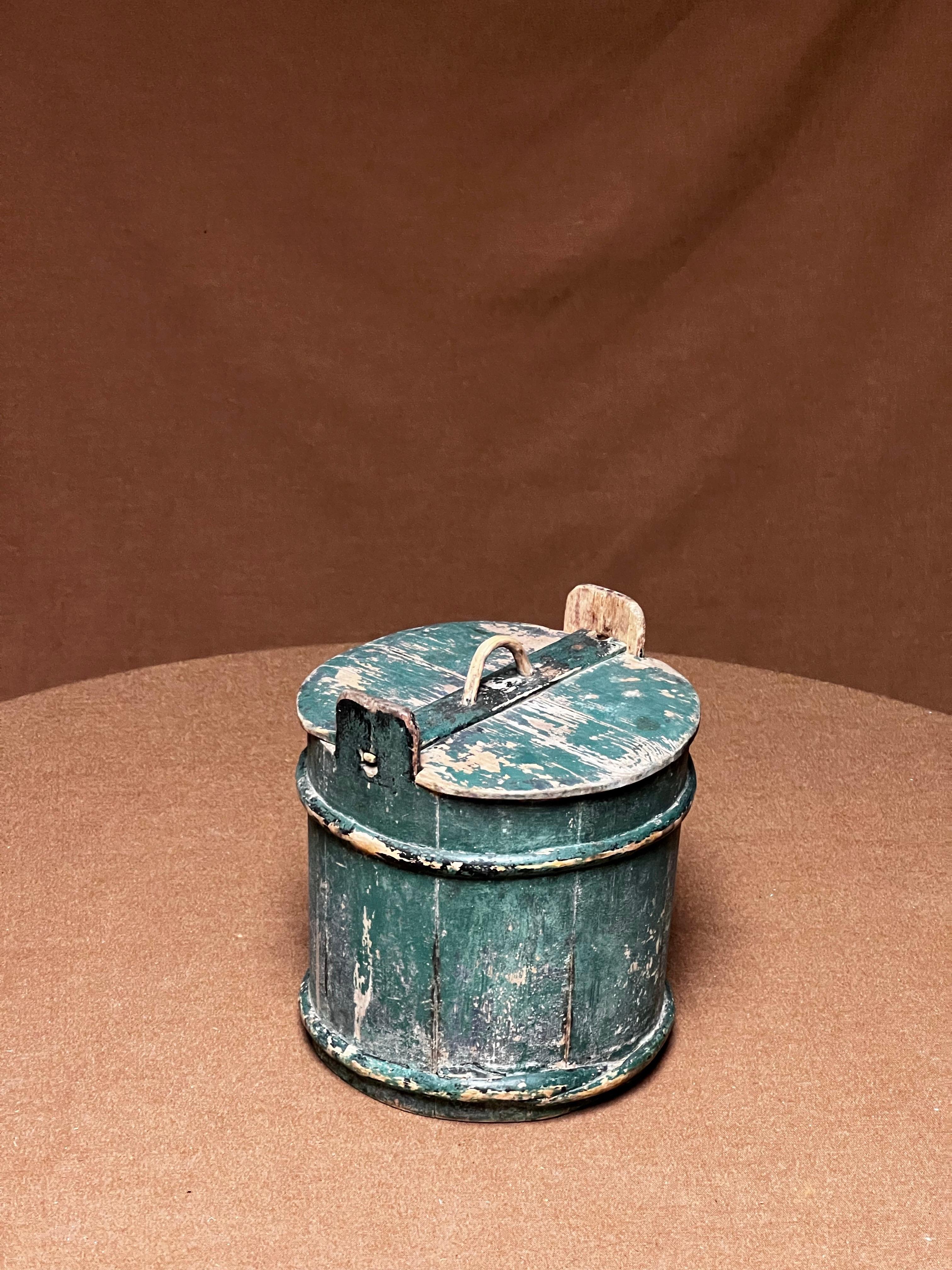 Antique Swedish Wooden basket 1800's painted in warm tones Handmade Folk Craft In Good Condition In Forest, BE