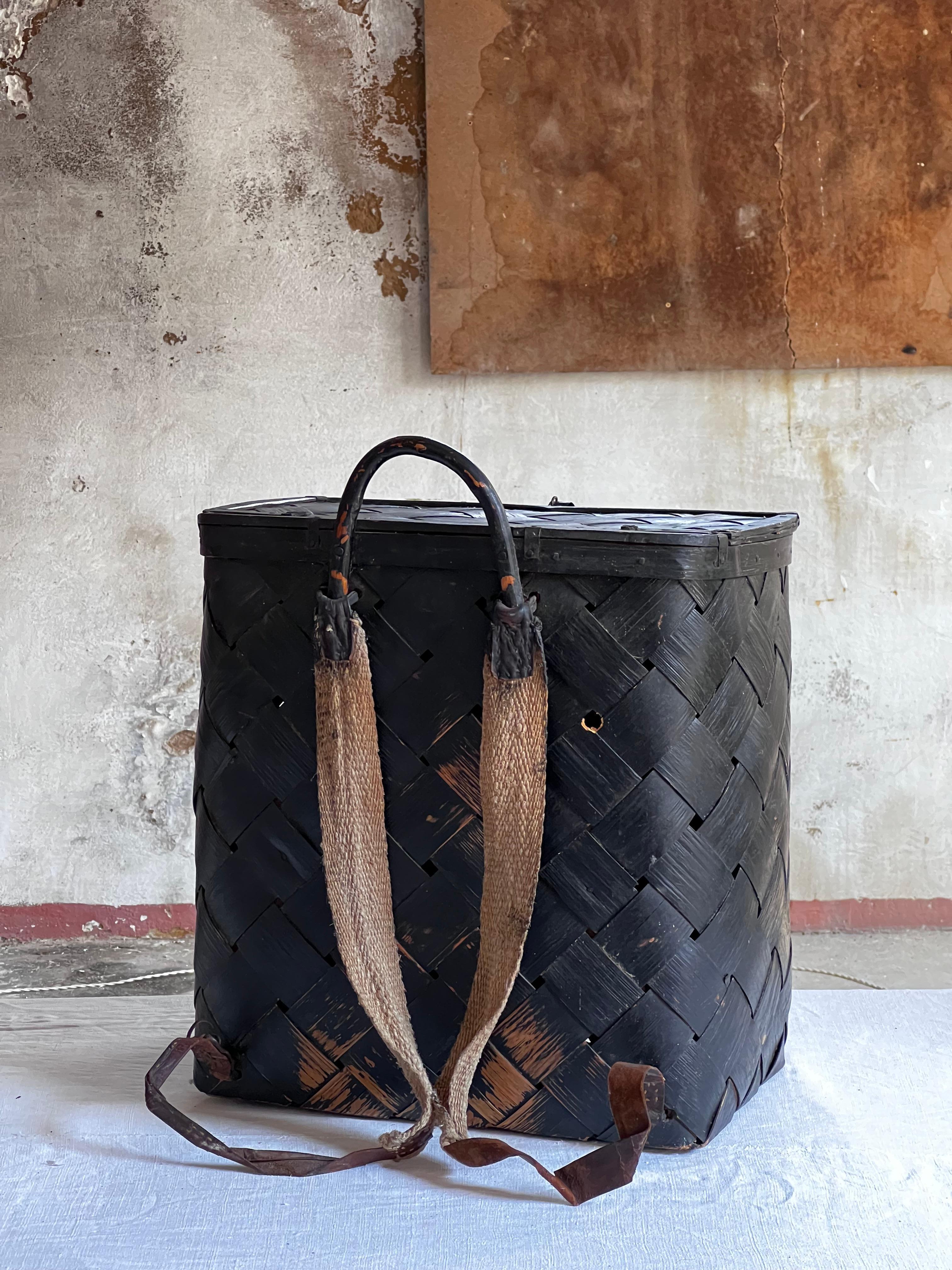 Caja sueca antigua de madera de pino y abedul para guardar mochilas. Se utilizaba para recoger bayas en el bosque. Madera curvada de abedul de gran calidad. Es una auténtica pieza de principios del siglo 19. Podría utilizarse como un bonito
