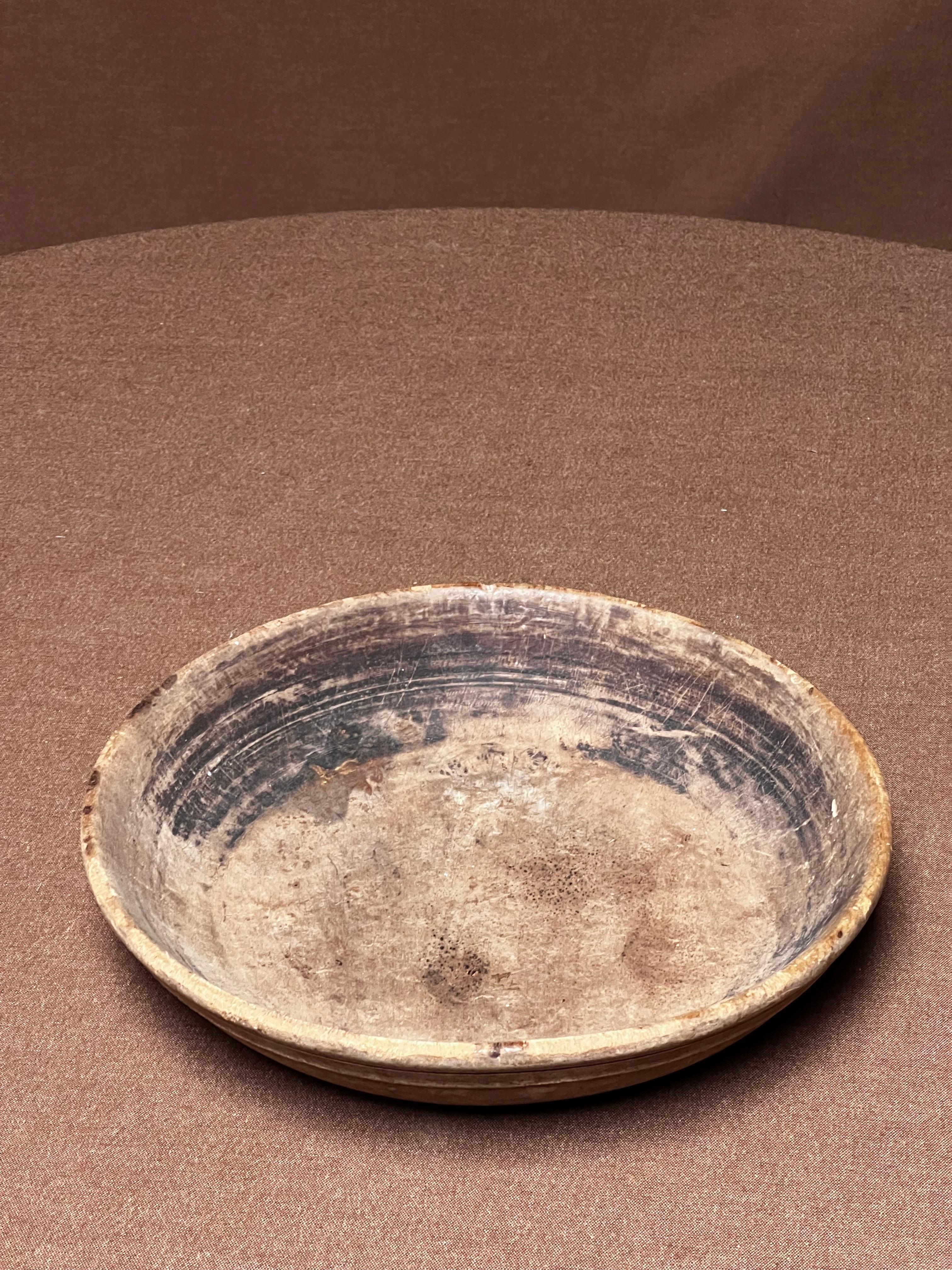 schwedische Antiquität  Handgefertigte Holzschale aus Birke. Für die Verwendung als Essteller/Teller. Feine Qualität der Handarbeit. Dies ist ein echtes Stück aus dem frühen 19. Jahrhundert. Schöne Patina auf der Innen- und Außenseite als gut.