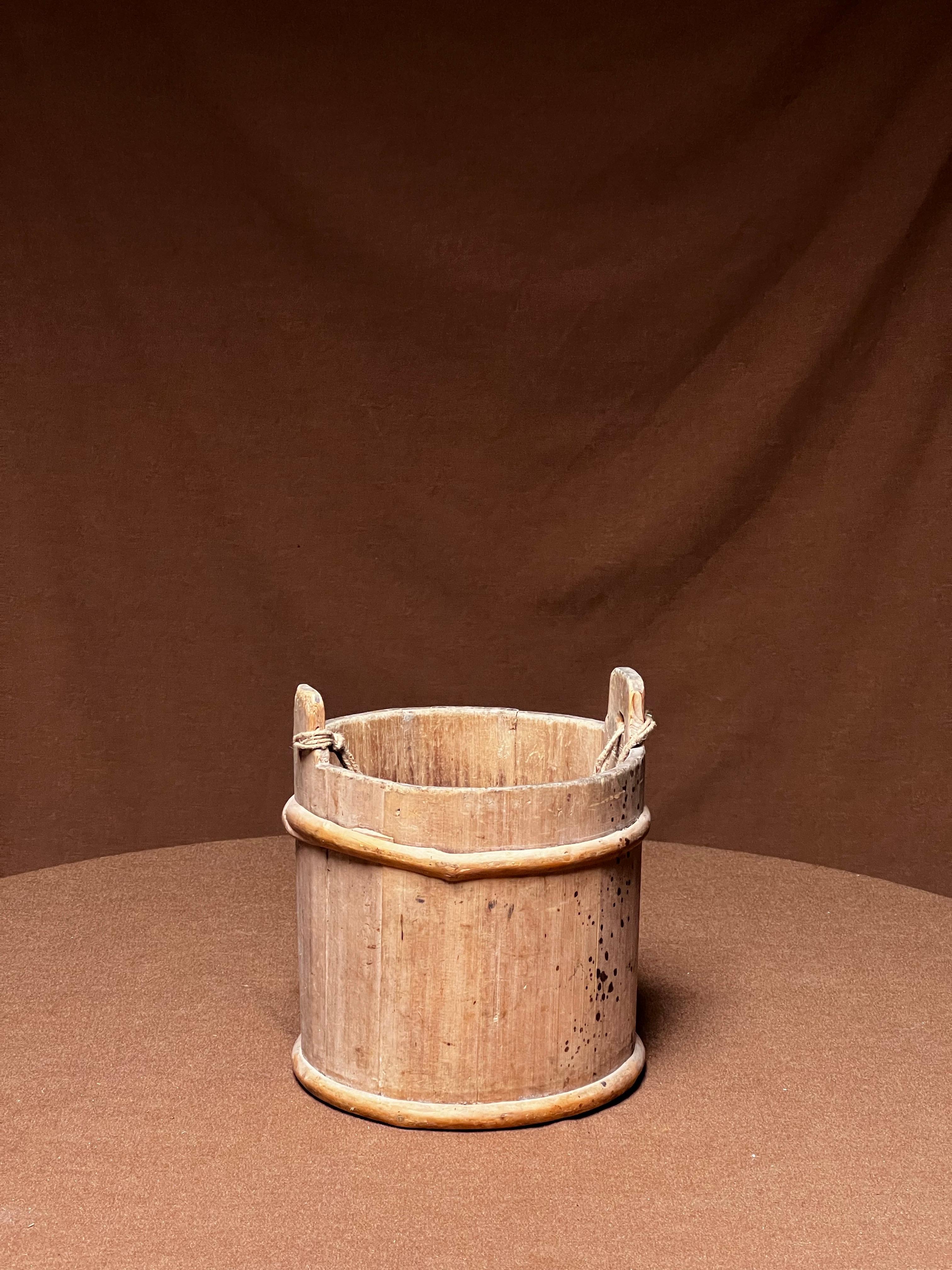 schwedische Antiquität  Holzfass / Korb aus Kiefer und Birke . Feine Qualität des Bugholzes. Es ist ein echtes Stück aus dem frühen 19. Jahrhundert.  Handgravur mit Monogrammen und Symbol am Boden aus dem Jahr 1865. Hübsche Ergänzung in einer Küche