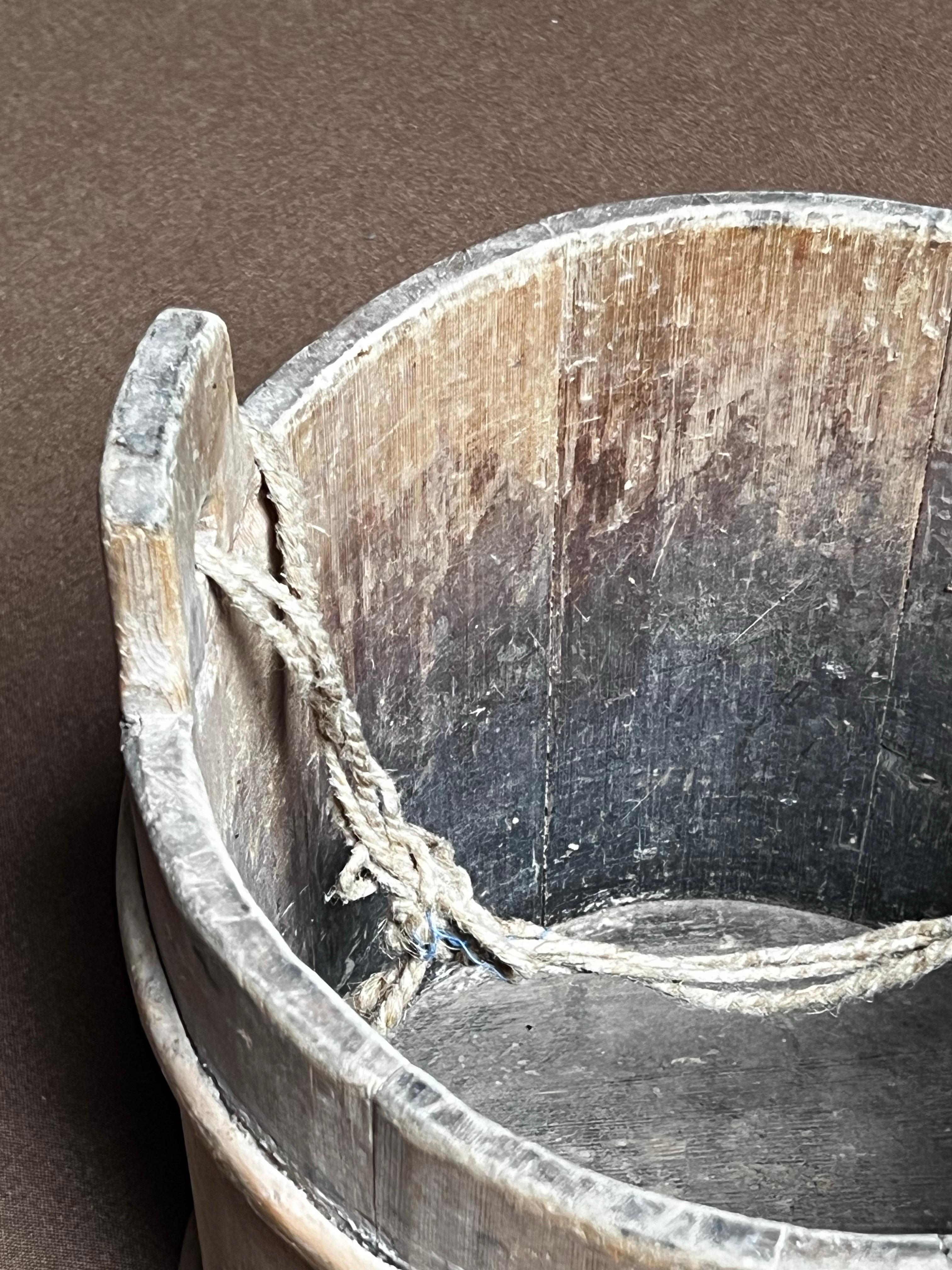 Antiker schwedischer Holzeimer 1800er Jahre  Naturholz Handmade Folk Craft im Zustand „Gut“ in Forest, BE