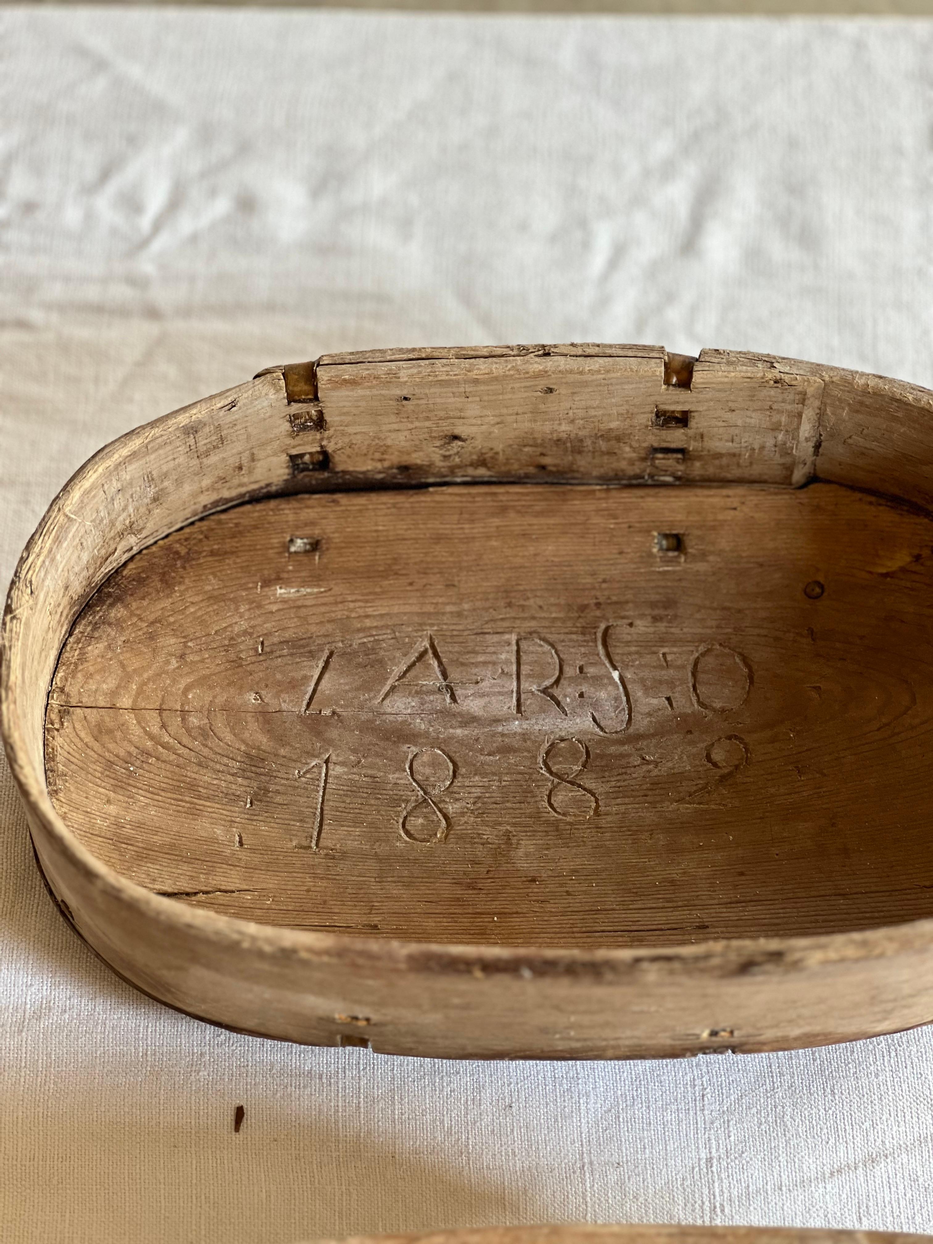 Antigüedad sueca  caja de madera de pino y abedul para guardar mantequilla . Madera curvada de gran calidad. Es una auténtica pieza de principios del siglo XIX.  Grabado a mano 1882 en el interior de la tapa. Bonito complemento en una cocina. Si lo