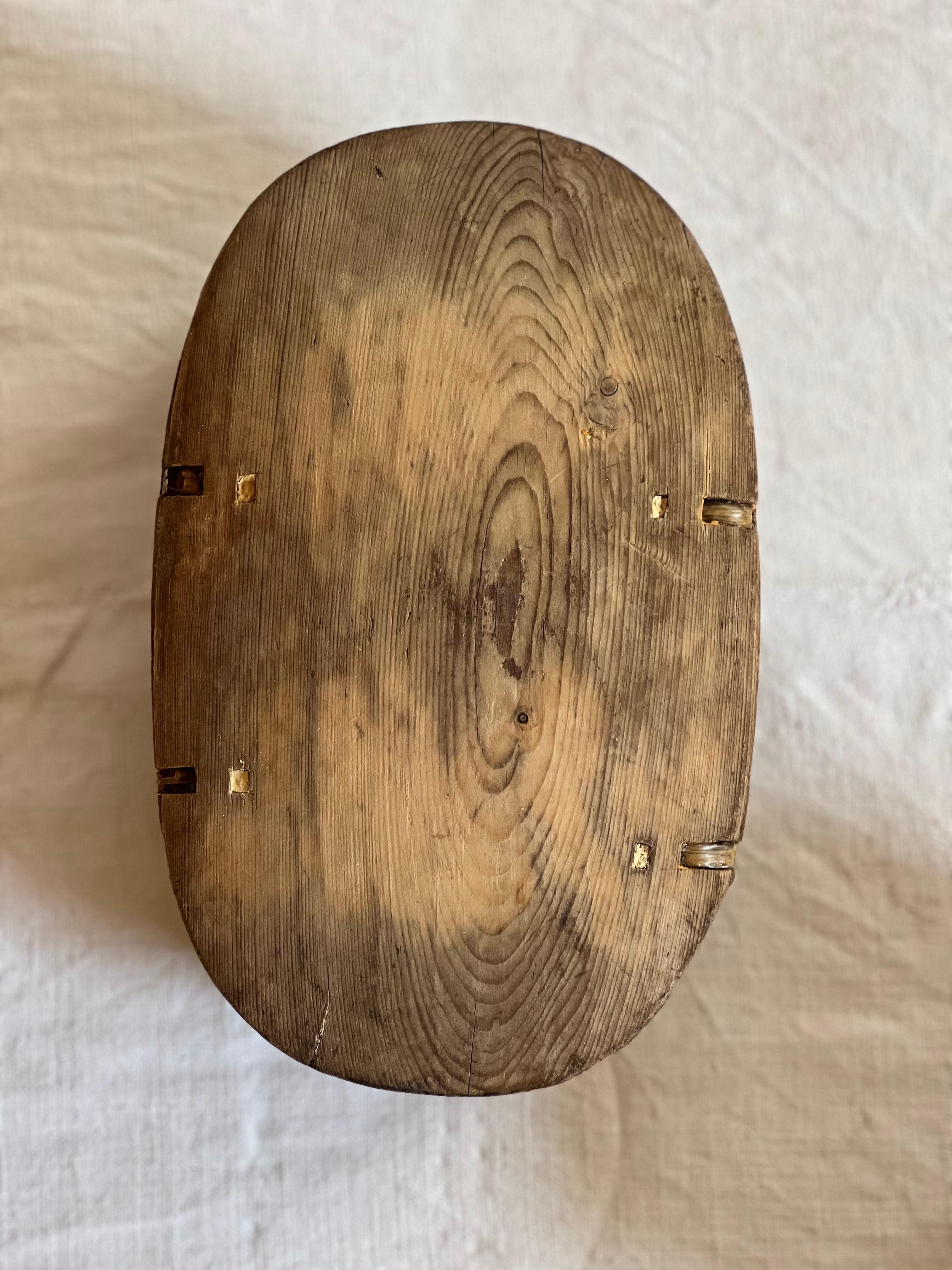 Antigua caja sueca de madera para guardar mantequilla Artesanía popular hecha a mano de 1800 Sueco en venta
