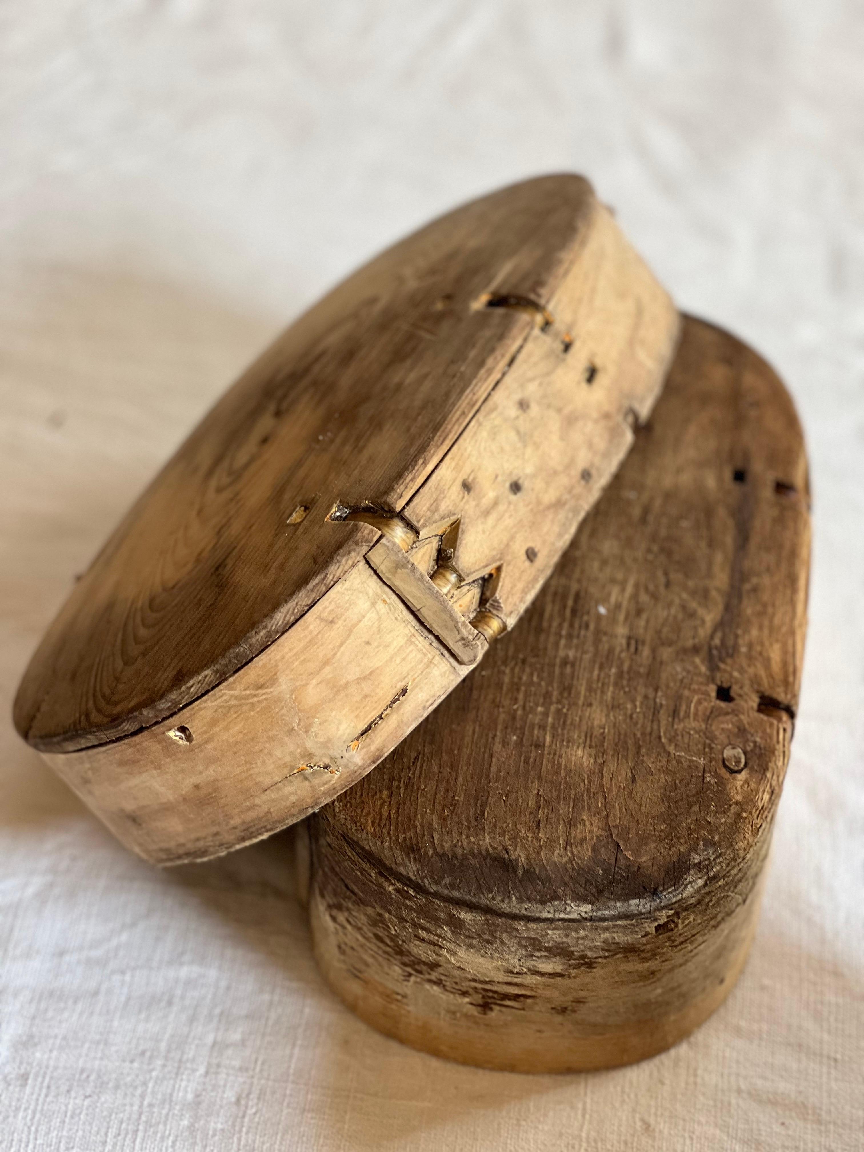 Antigua caja sueca de madera para guardar mantequilla Artesanía popular hecha a mano de 1800 en Bueno estado para la venta en Forest, BE