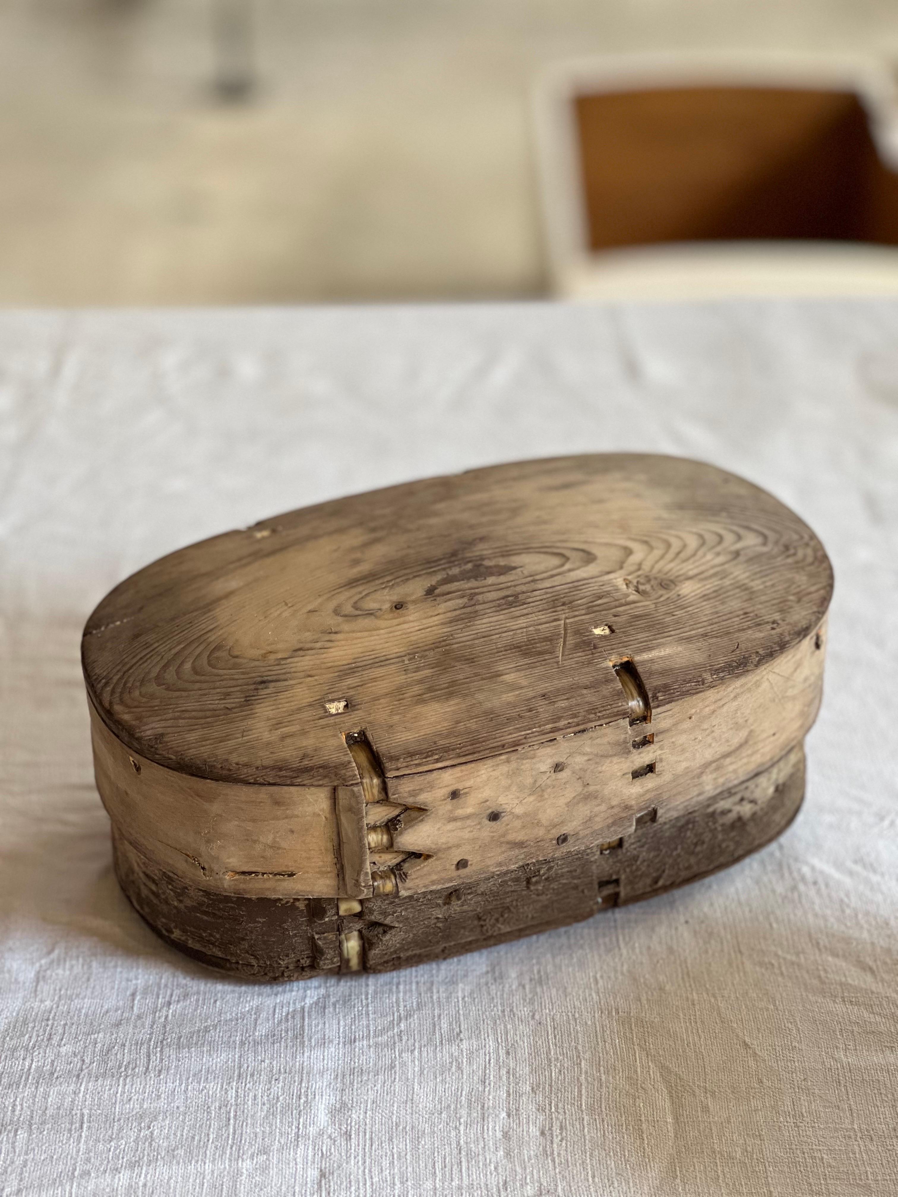 Antigua caja sueca de madera para guardar mantequilla Artesanía popular hecha a mano de 1800 siglo XIX en venta
