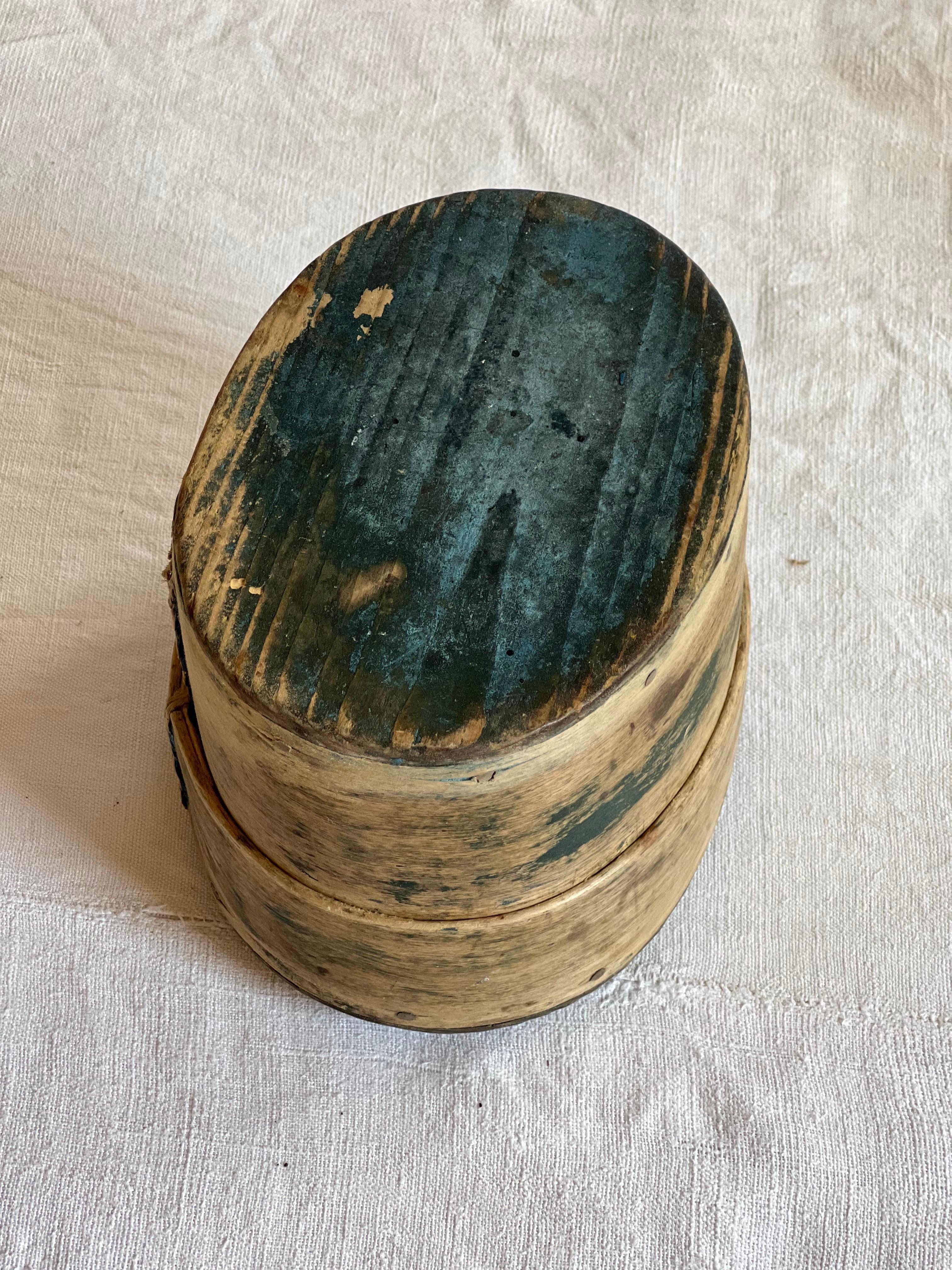Antigüedad sueca  caja de madera de pino y abedul para guardar mantequilla . Madera curvada de gran calidad. Es una auténtica pieza de principios del siglo XIX.  Pintada de azul y descolorida por el tiempo. Bonito complemento en una cocina. Si lo