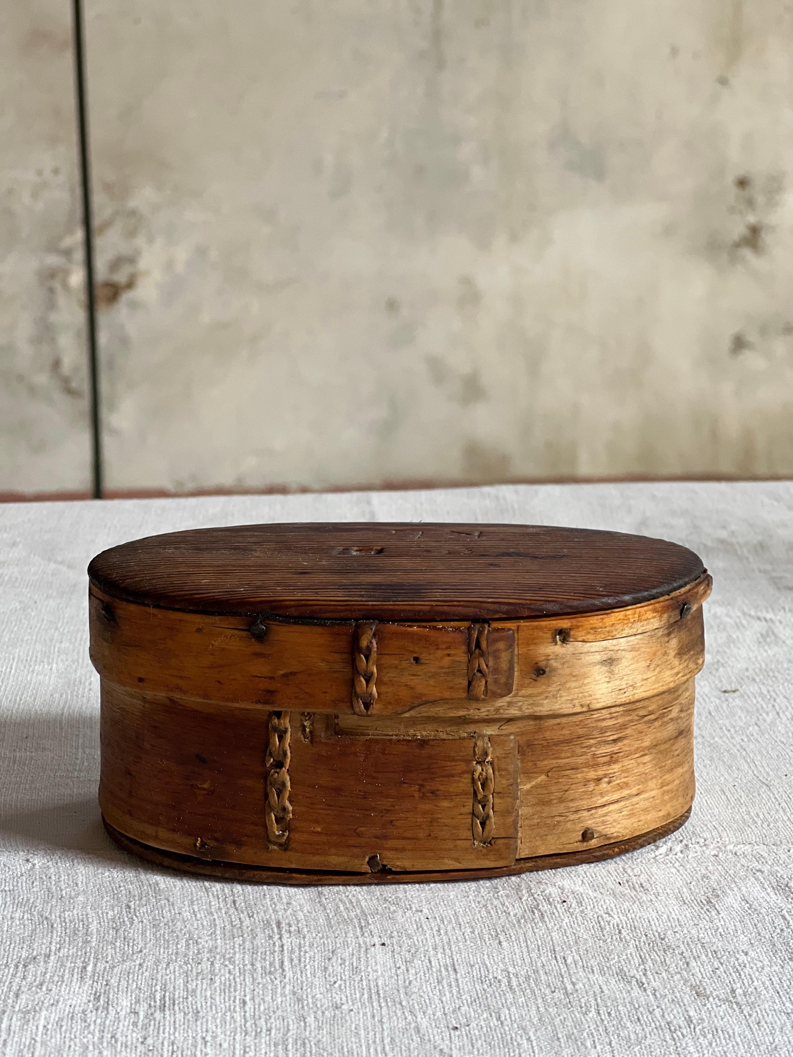 Antigüedad sueca  caja de madera de pino y abedul para guardar mantequilla . Madera curvada de gran calidad. Es una auténtica pieza de principios del siglo XIX. Grabado con iniciales en la parte superior de la tapa. Bonito complemento en una cocina.