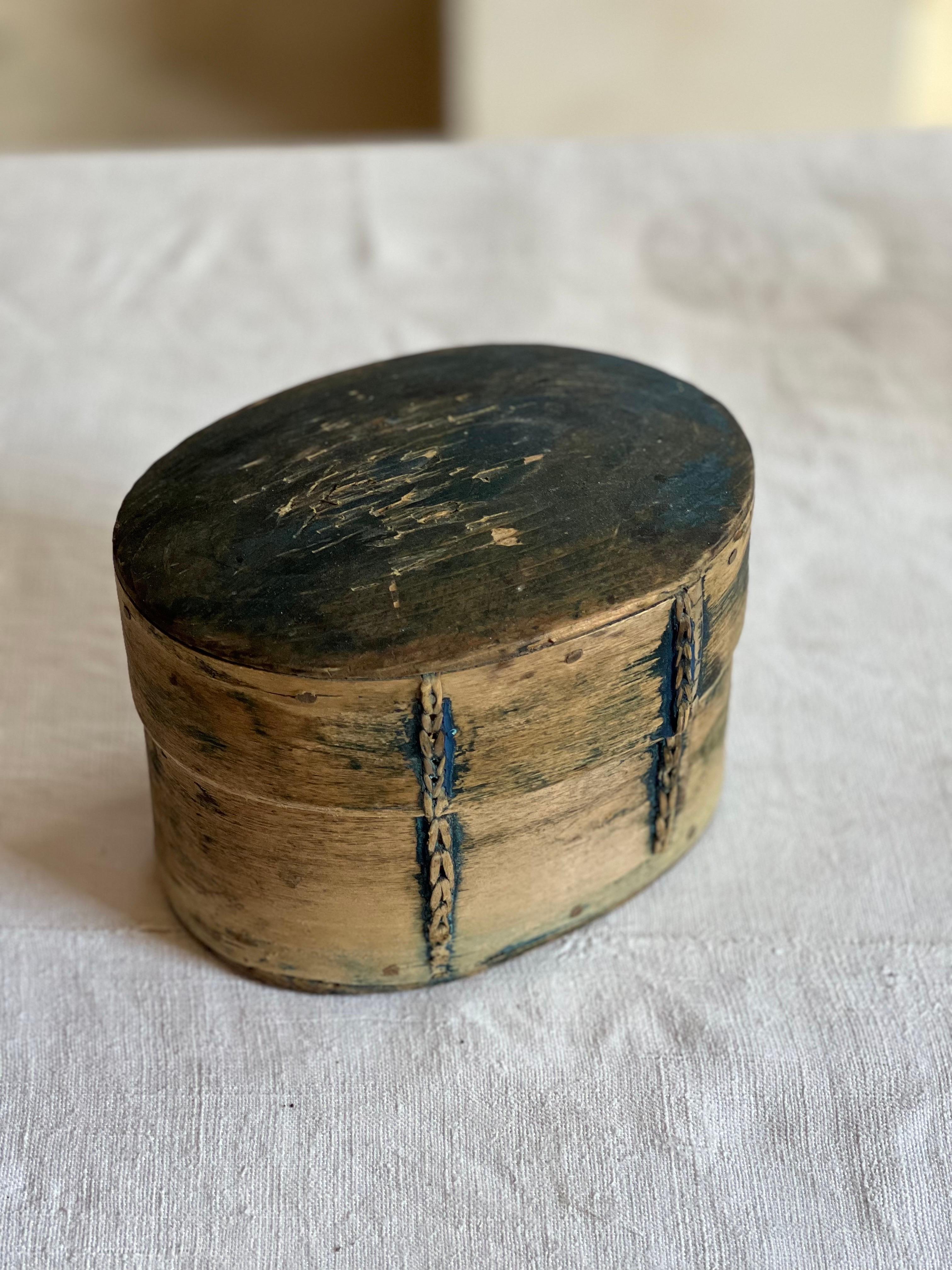 Antigua caja sueca de madera para guardar mantequilla Artesanía popular hecha a mano de 1800 Arte popular en venta