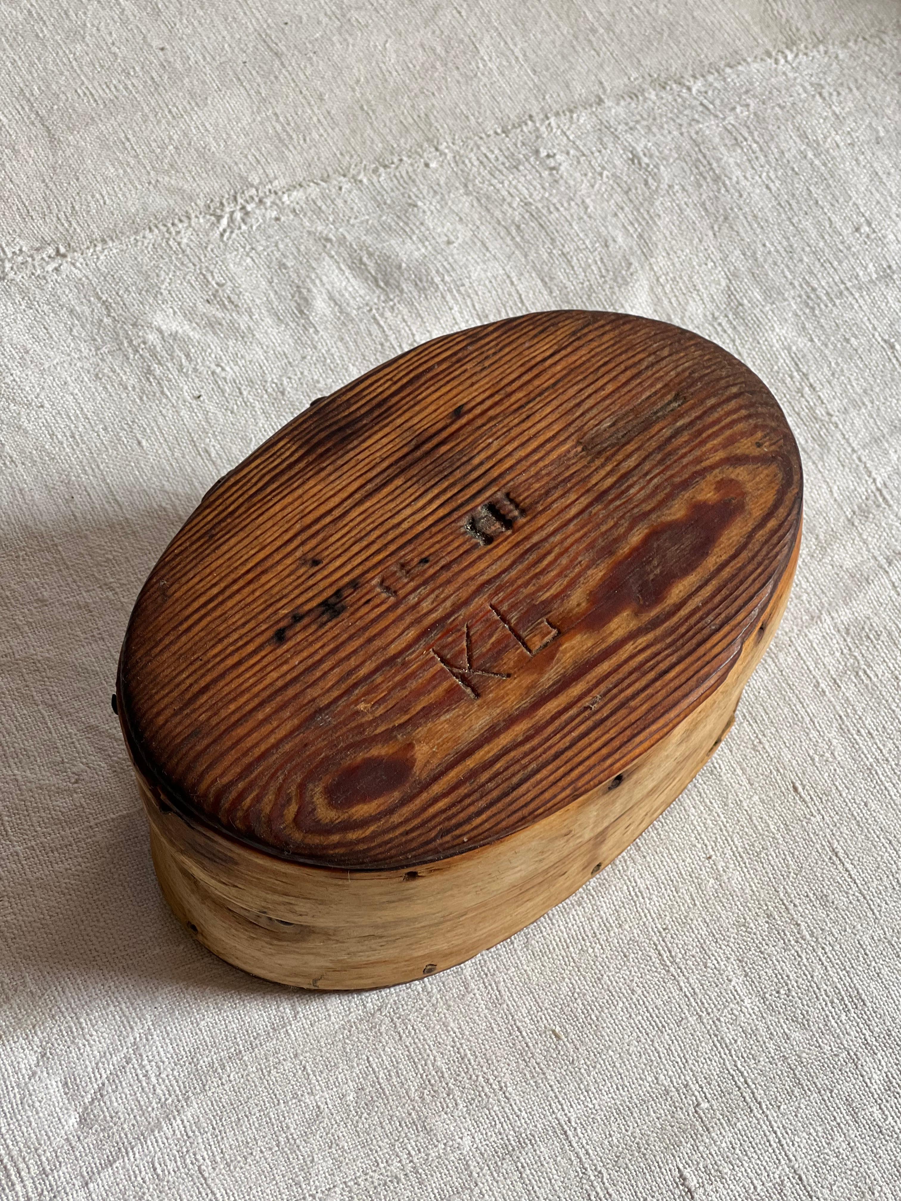 Antigua caja sueca de madera para guardar mantequilla Artesanía popular hecha a mano de 1800 Arte popular