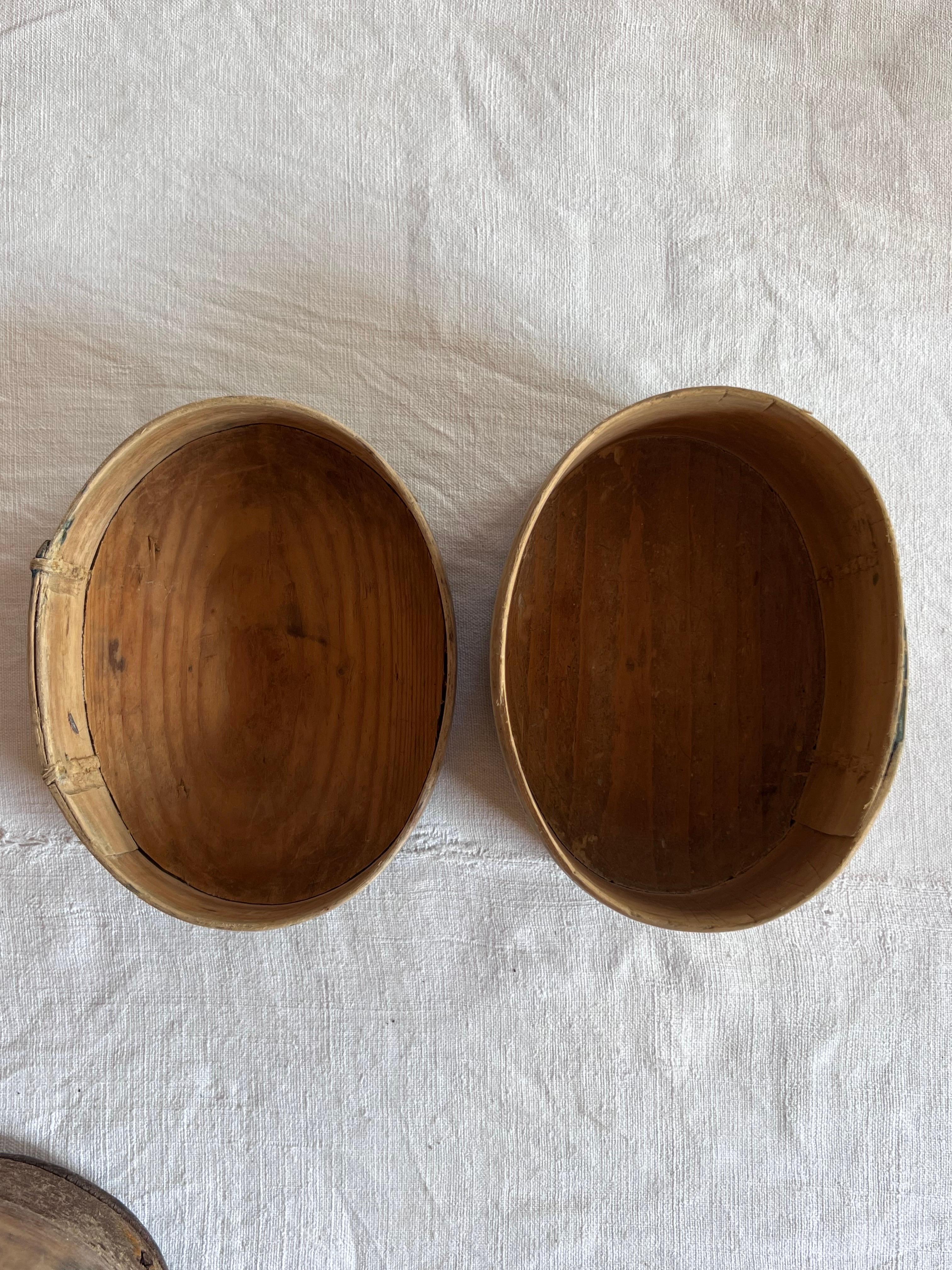 Antigua caja sueca de madera para guardar mantequilla Artesanía popular hecha a mano de 1800 Hecho a mano en venta