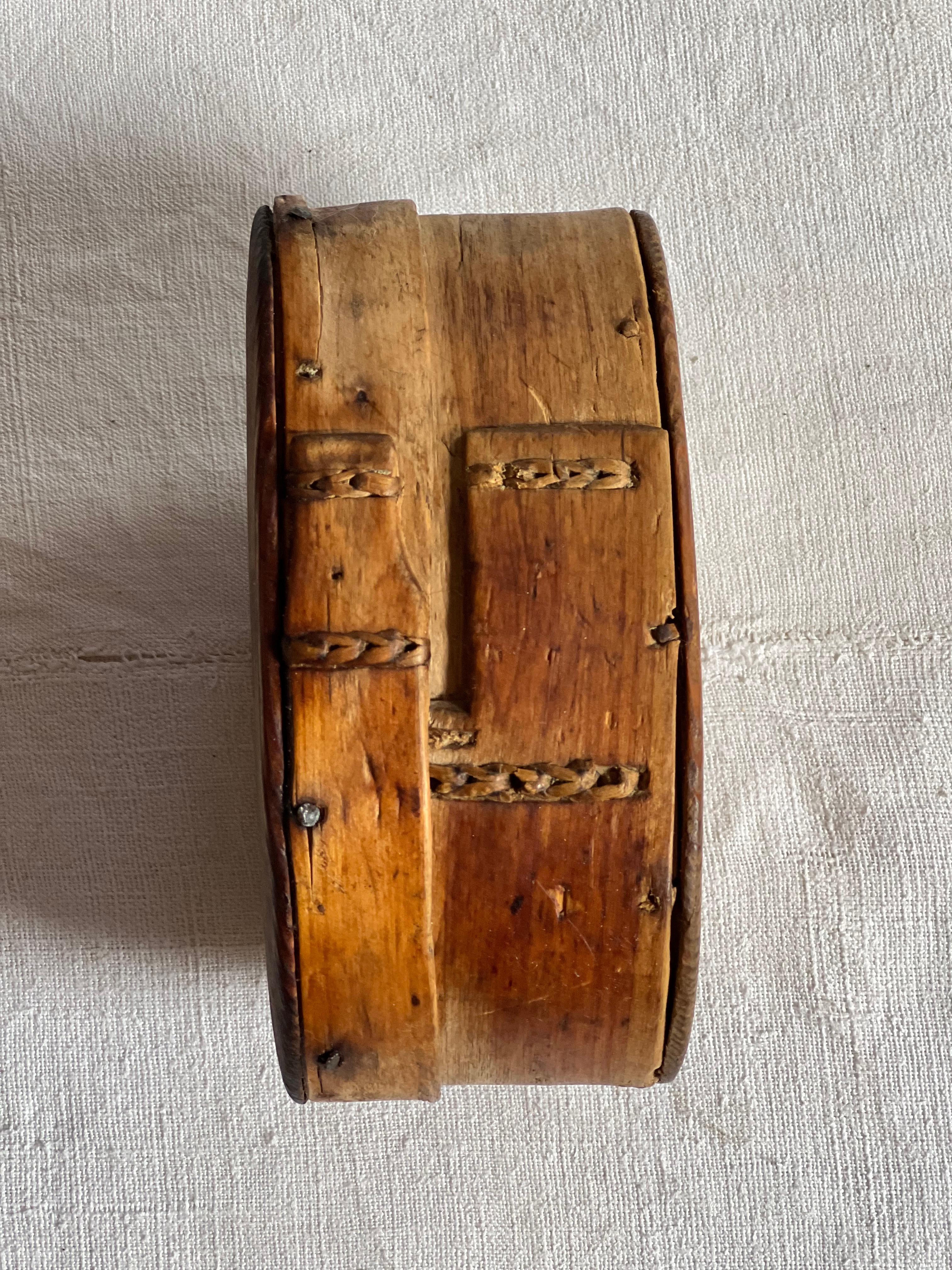 Antigua caja sueca de madera para guardar mantequilla Artesanía popular hecha a mano de 1800 Abedul