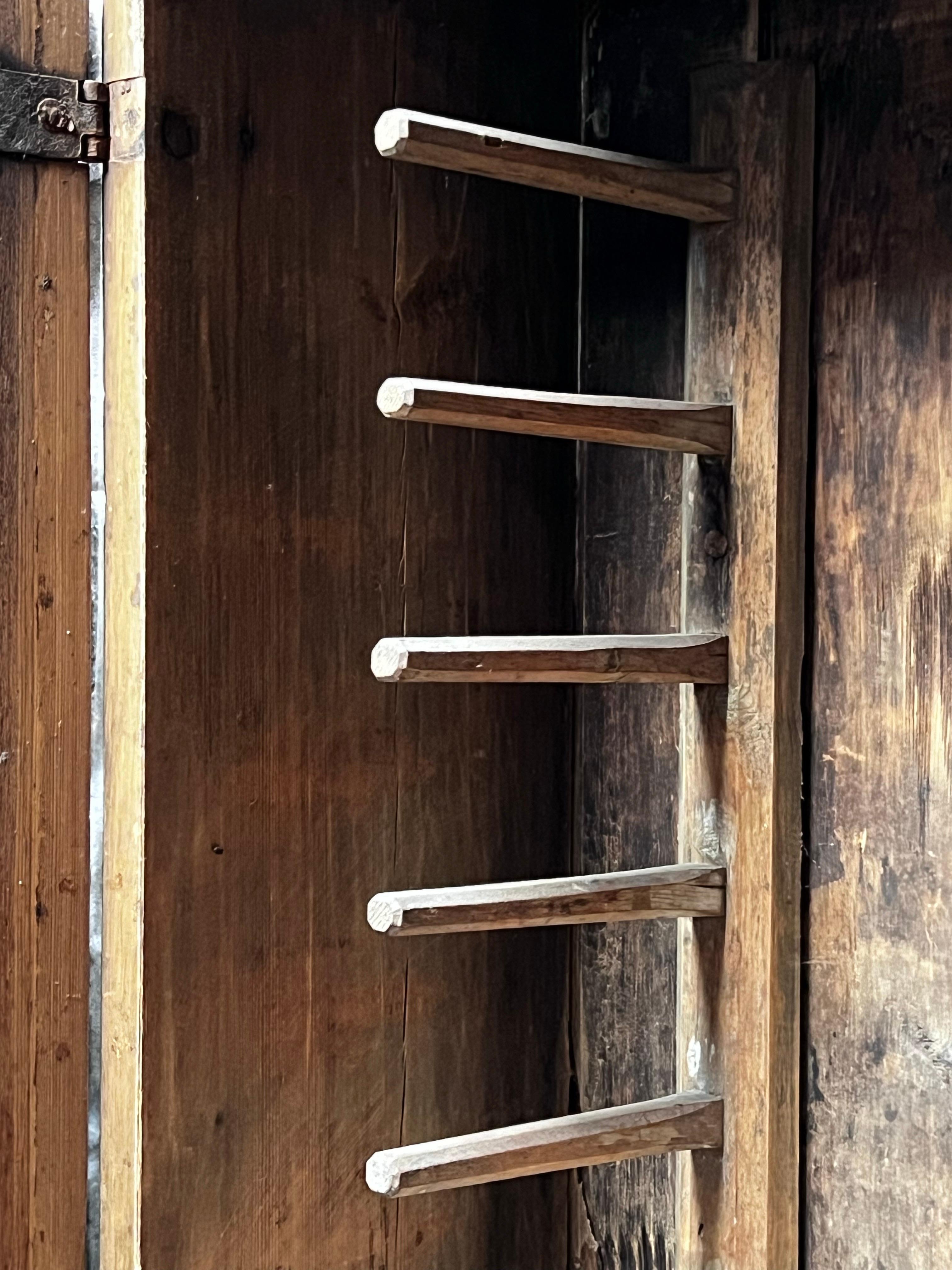 Antiguo armario de cocina sueco de madera 1846 Hecho a mano Artesanía popular gran estado en venta 4