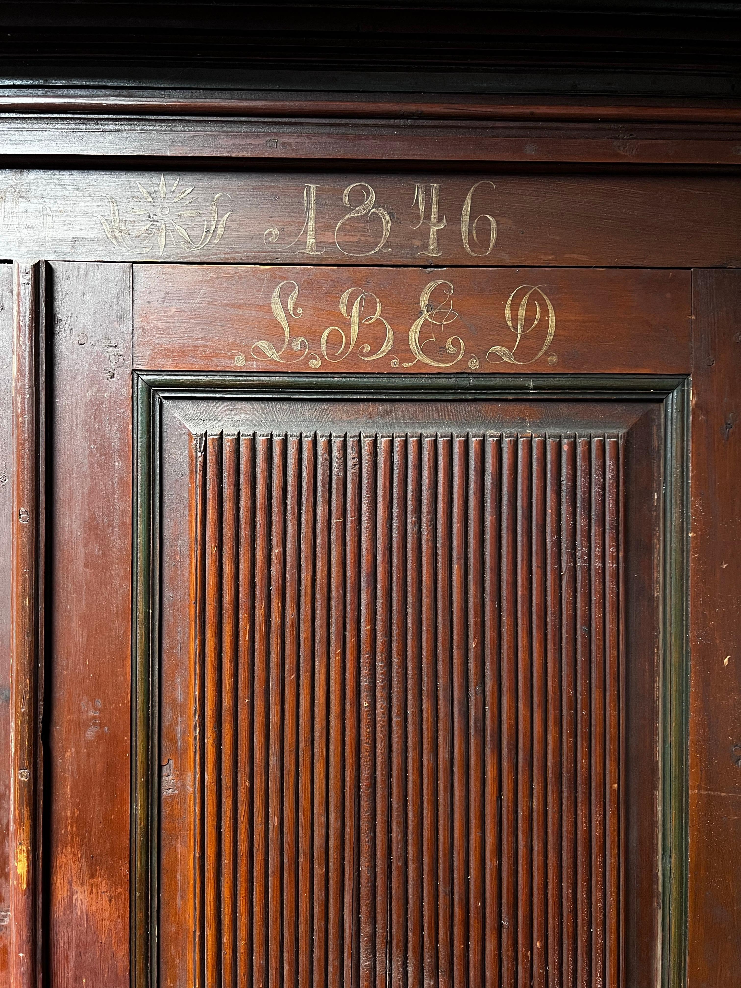 Antiguo armario de cocina sueco de madera 1846 Hecho a mano Artesanía popular gran estado Arte popular en venta