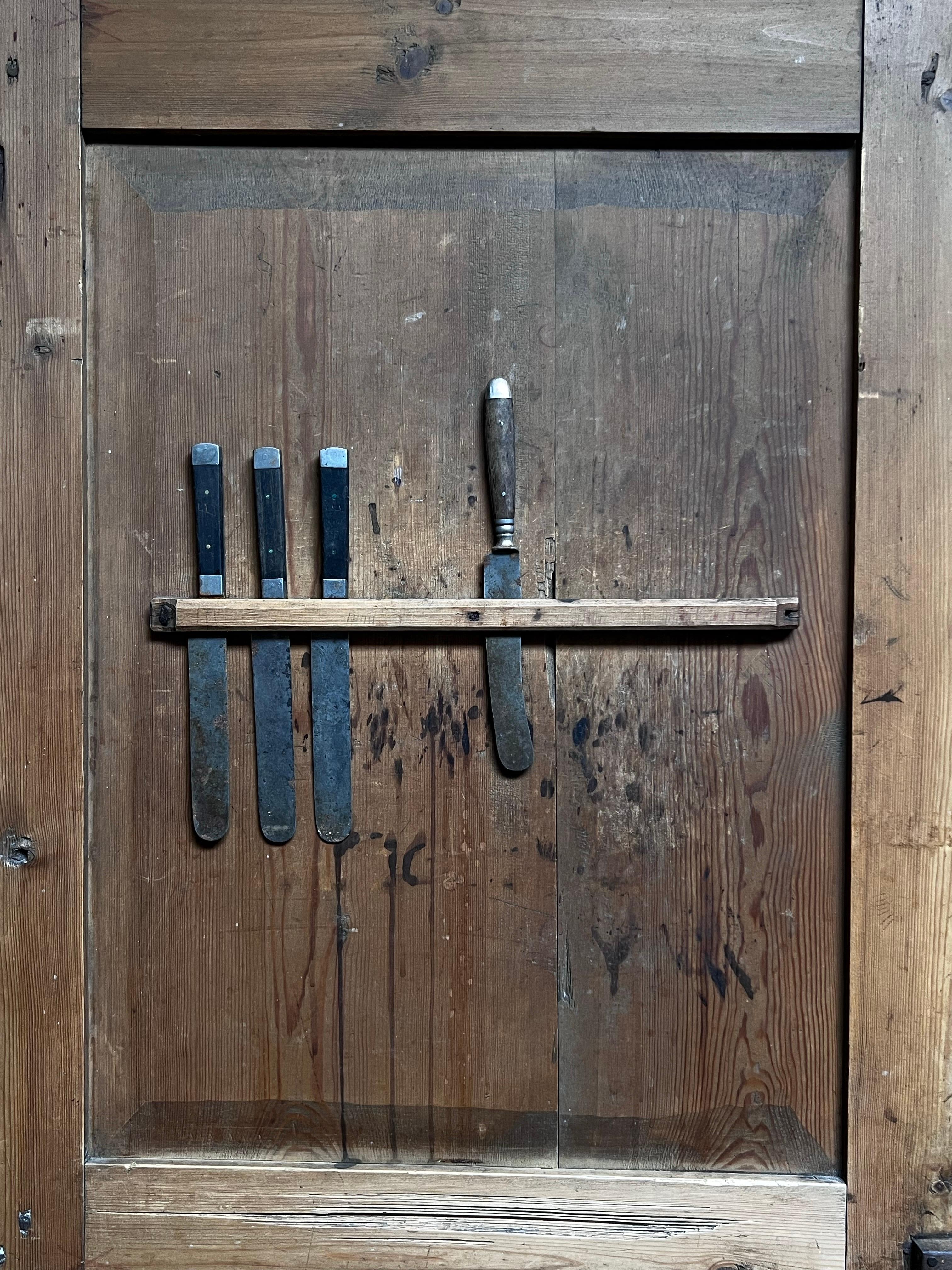 Antiguo armario de cocina sueco de madera 1846 Hecho a mano Artesanía popular gran estado siglo XIX en venta