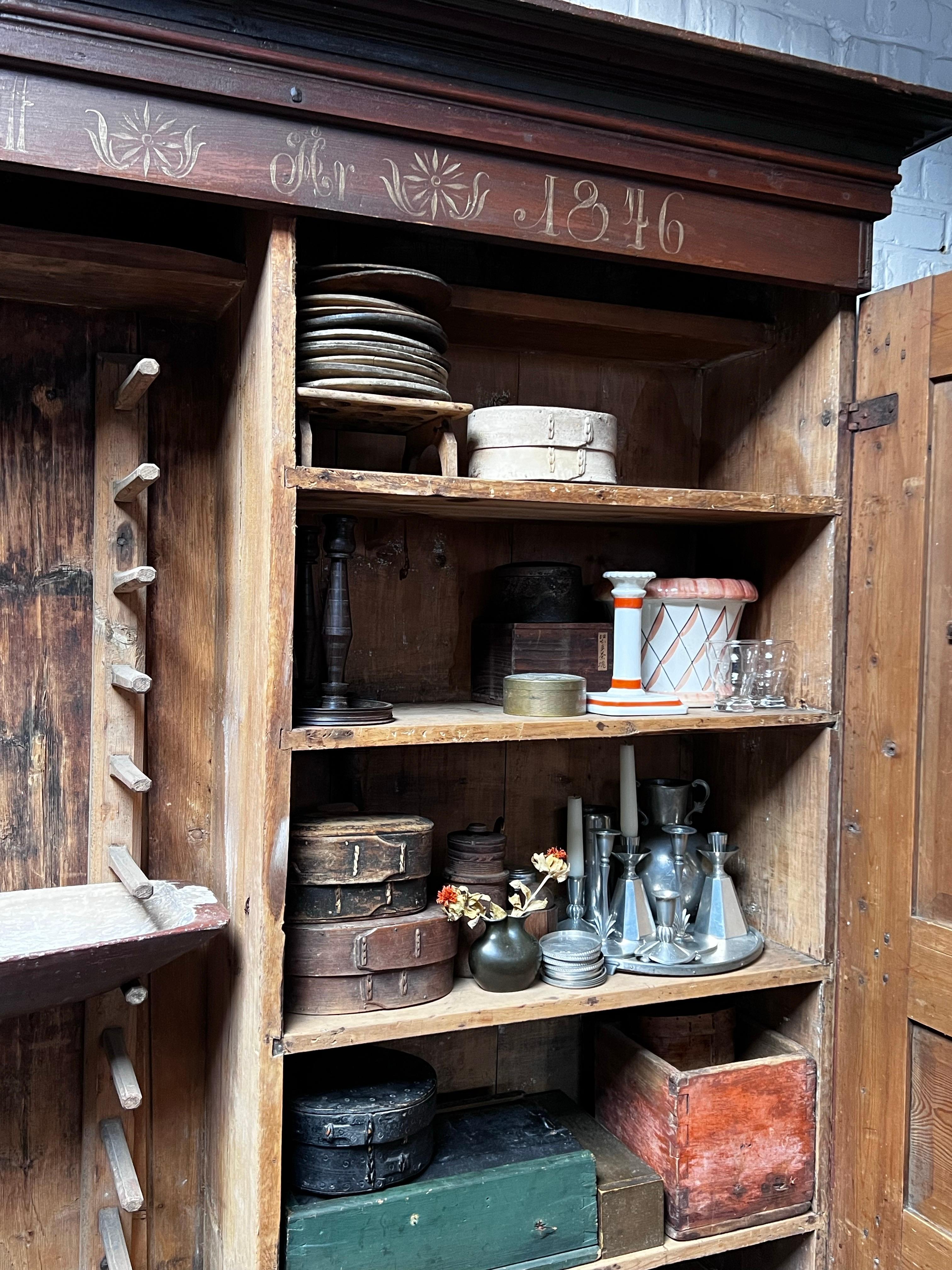 Antiguo armario de cocina sueco de madera 1846 Hecho a mano Artesanía popular gran estado Pino en venta