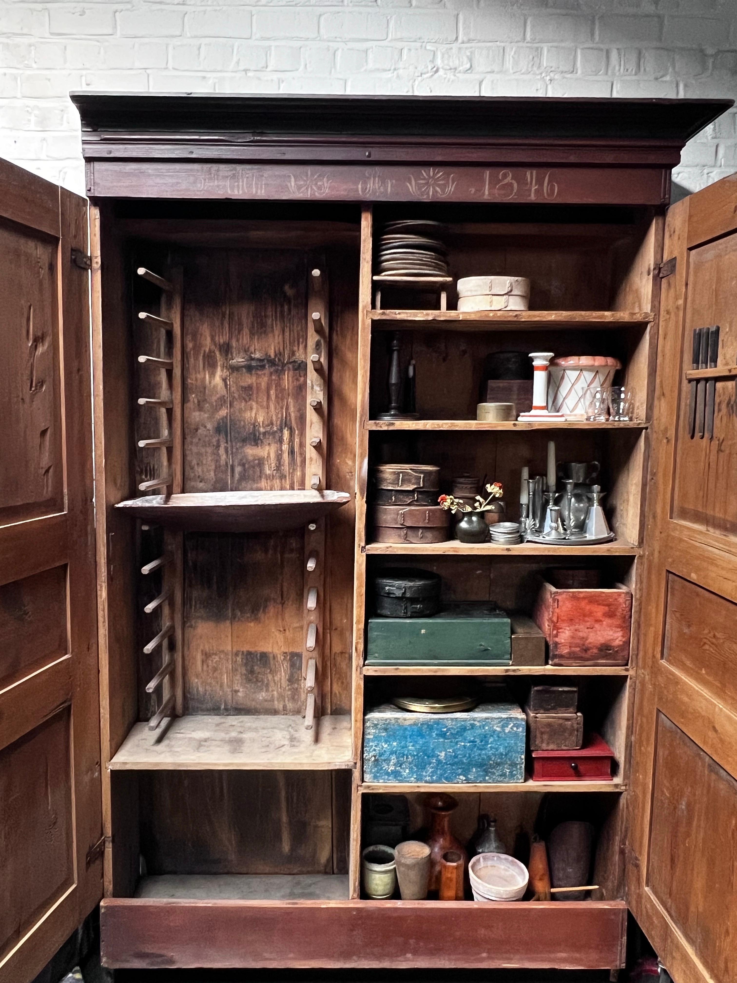 Antiguo armario de cocina sueco de madera 1846 Hecho a mano Artesanía popular gran estado en venta 1