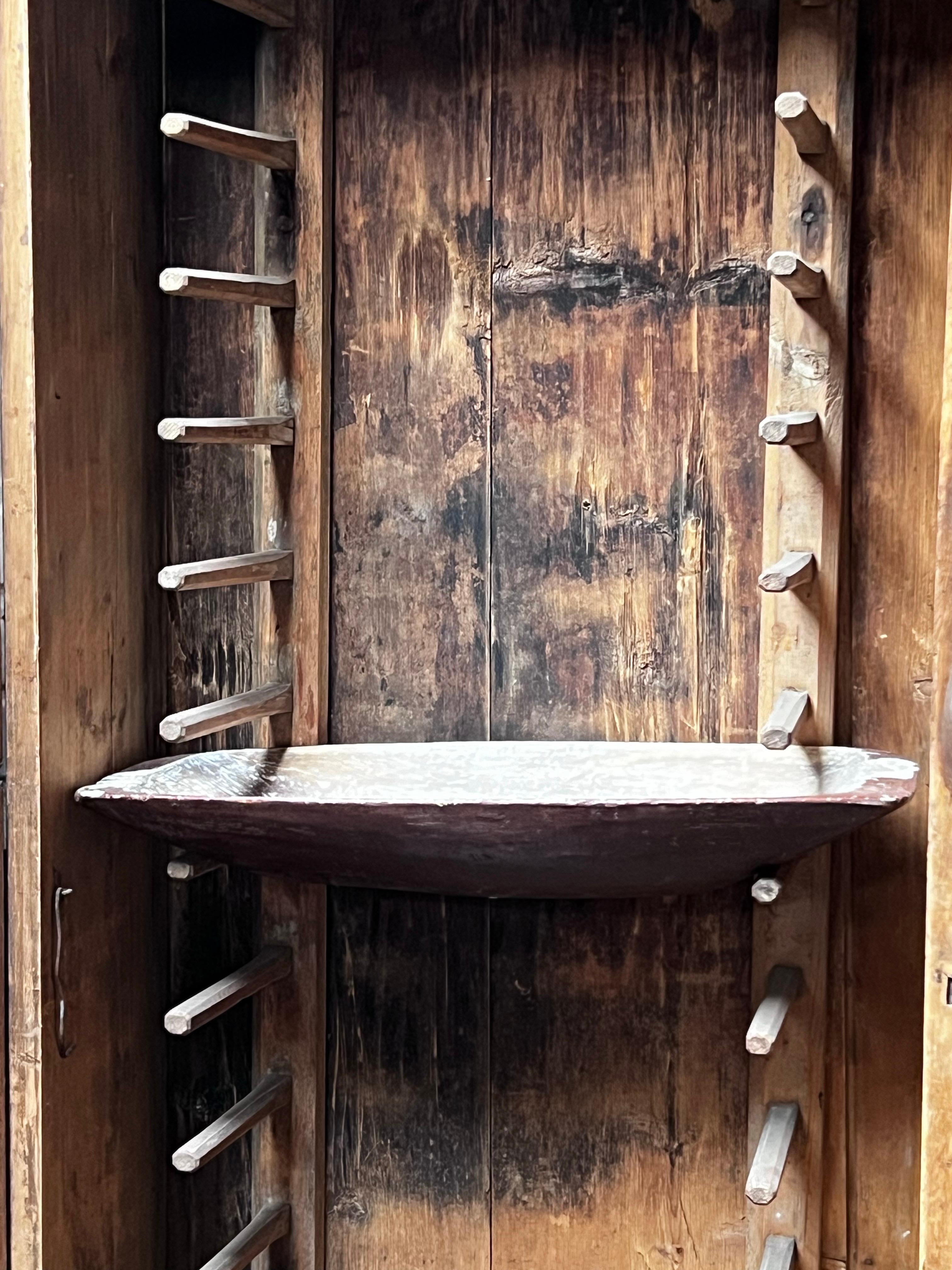 Antiguo armario de cocina sueco de madera 1846 Hecho a mano Artesanía popular gran estado en venta 2
