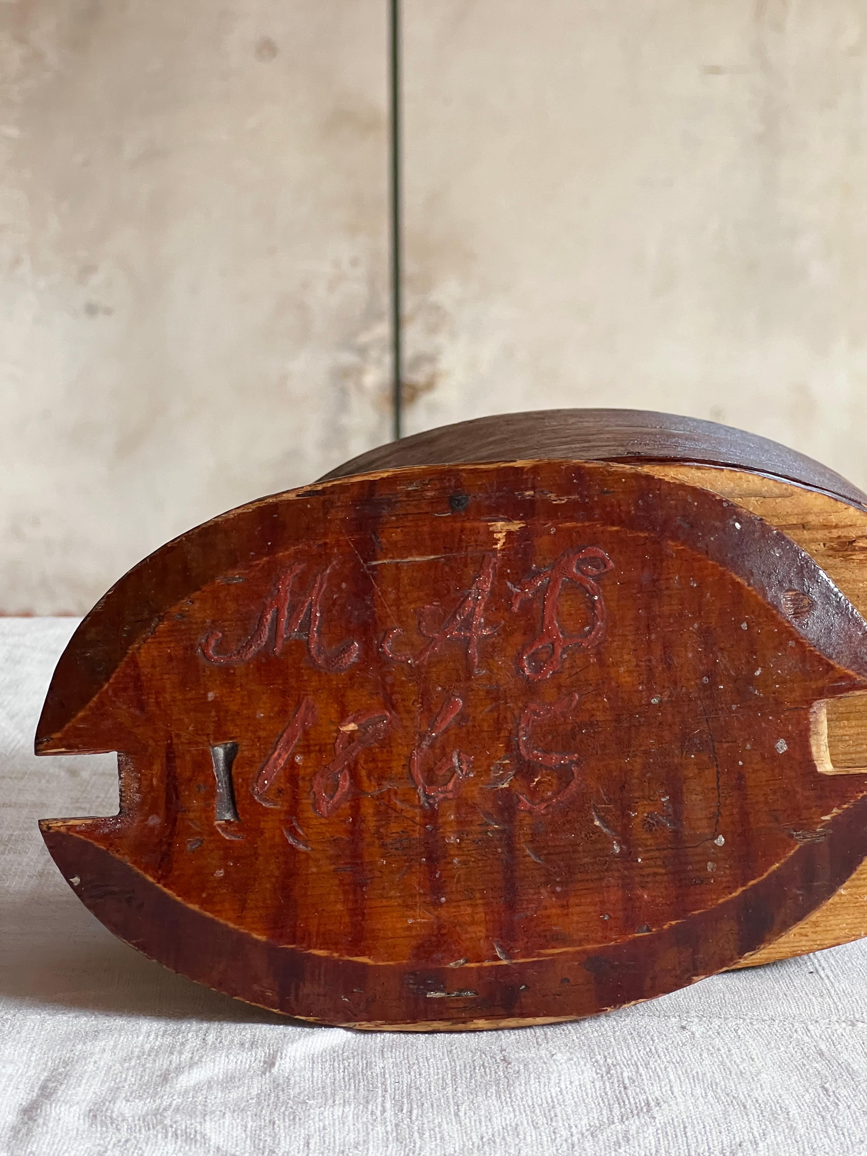 Sueco antiguo  Caja de almacenaje de madera 1865 Artesanía popular hecha a mano en Bueno estado para la venta en Forest, BE