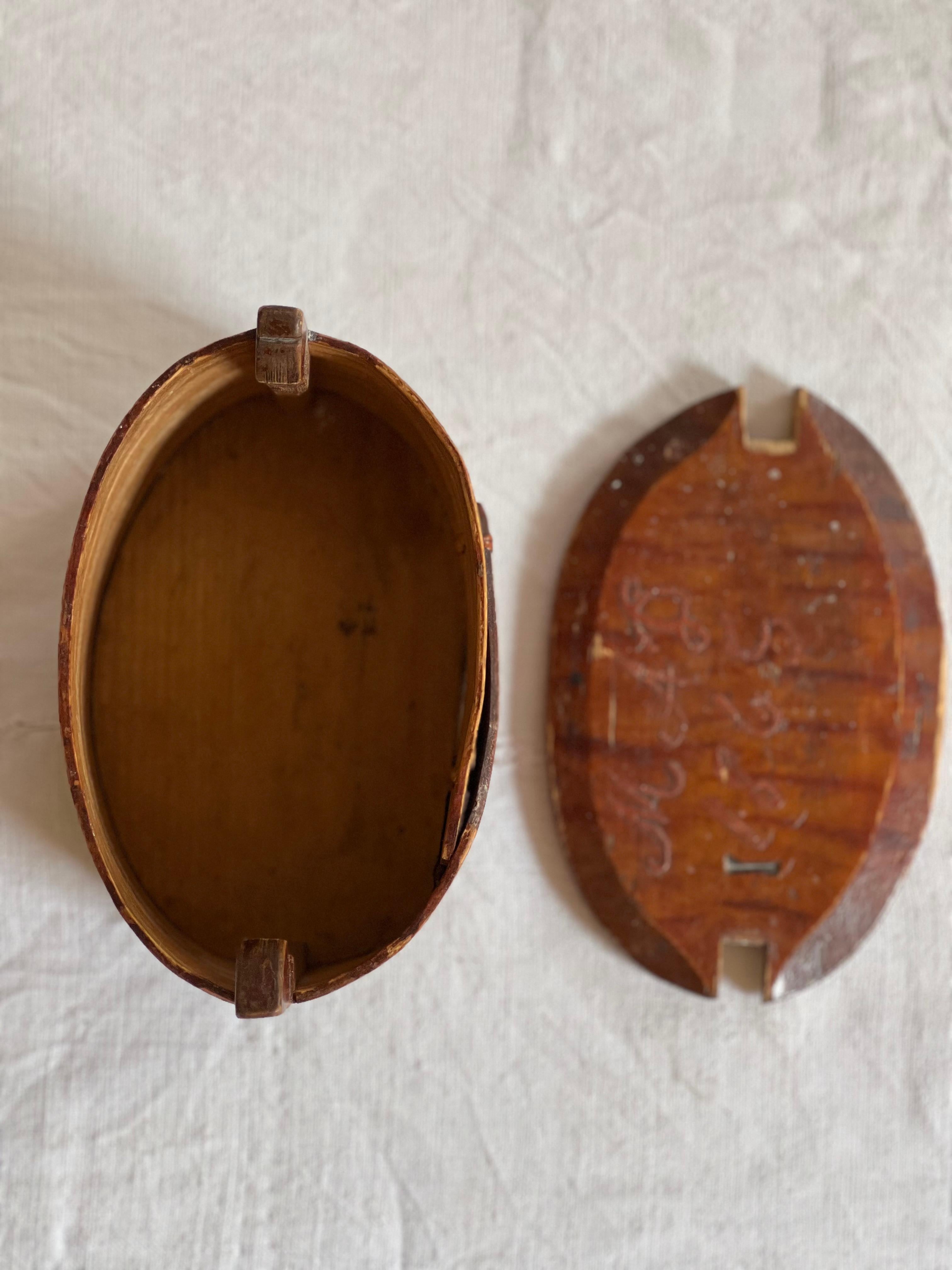 Sueco antiguo  Caja de almacenaje de madera 1865 Artesanía popular hecha a mano en venta 1