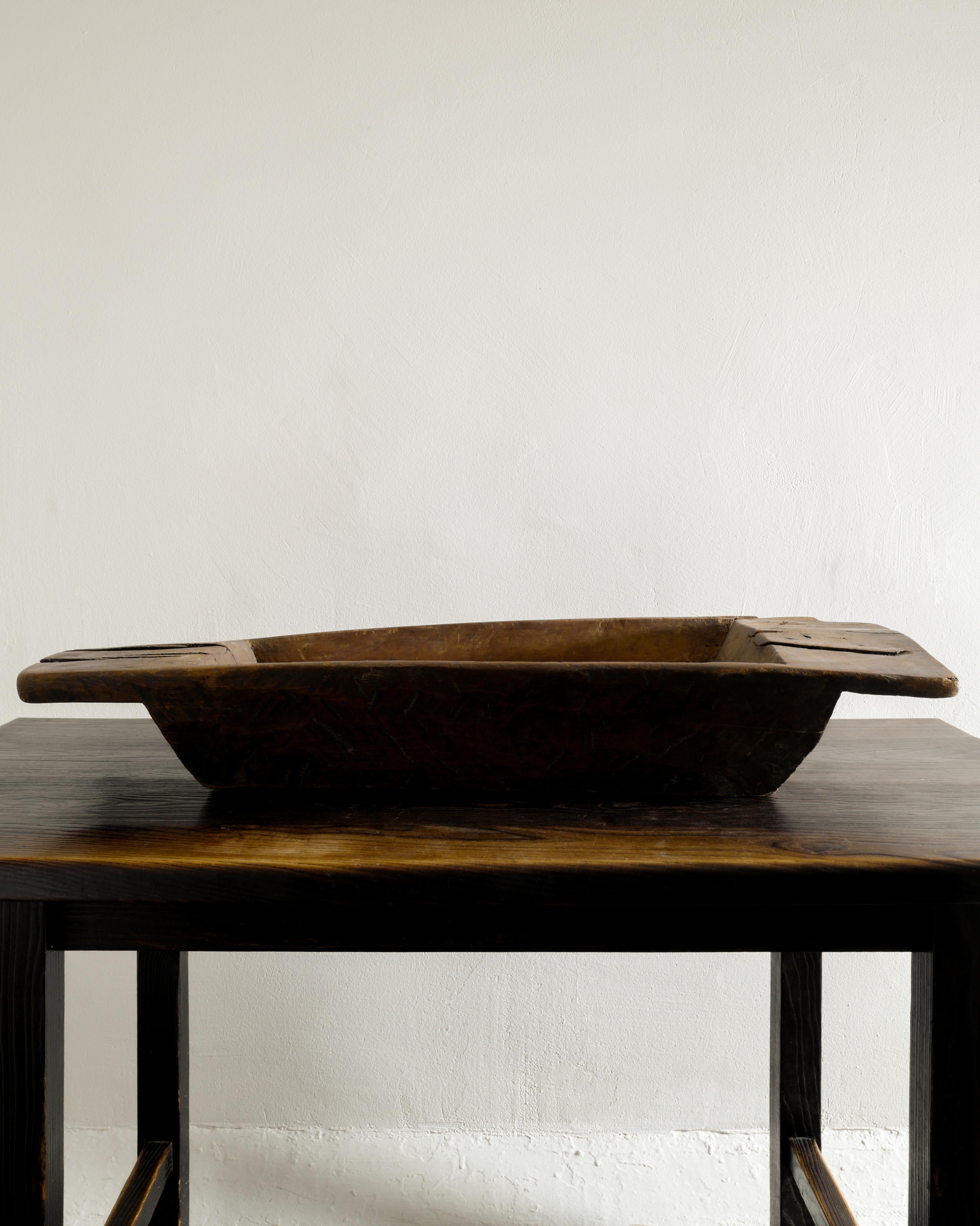 Rare antique large wooden tray in a brutalist and primitive style produced in Sweden. In good vintage condition with patina from age and use. 

Dimensions: H: 5.91 in (15 cm) W: 37.01 in (94 cm) D: 14.57 in (37 cm)