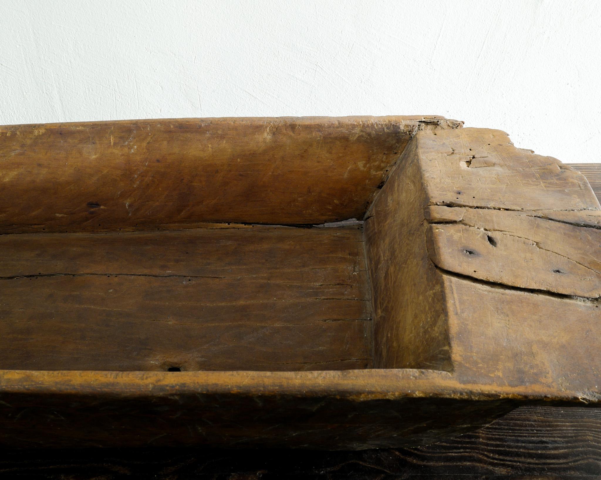 Antique Swedish Wooden Tray in a Brutalist and Primitive Style, Late 1800s In Good Condition For Sale In Stockholm, SE