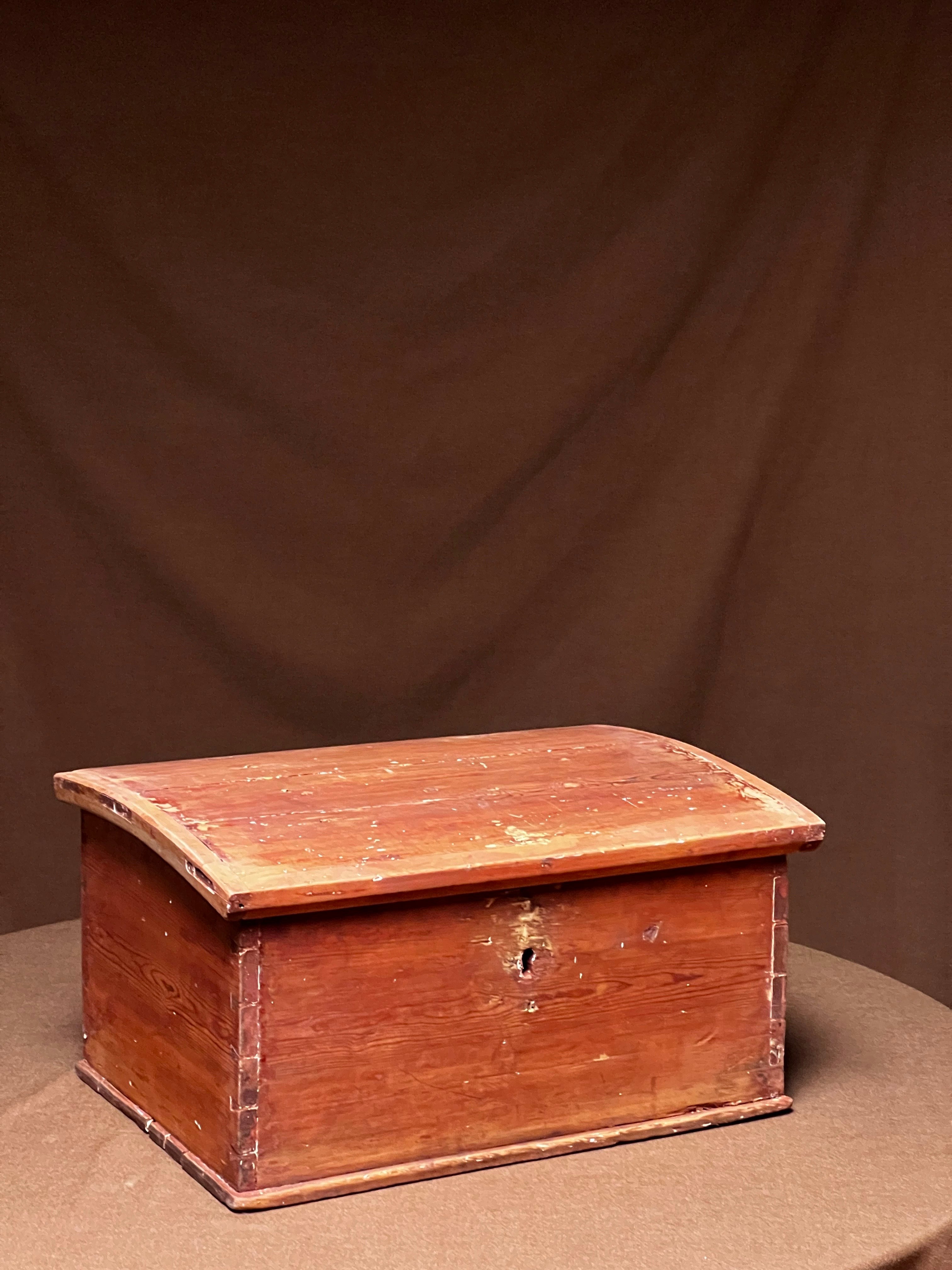Antico svedese  baule/scatola in legno di pino e betulla. . Si tratta di un pezzo autentico dei primi anni del 19° secolo. Inciso con firma a mano all'interno e datato 1825. 
_______________________________________________________
Caratteristiche