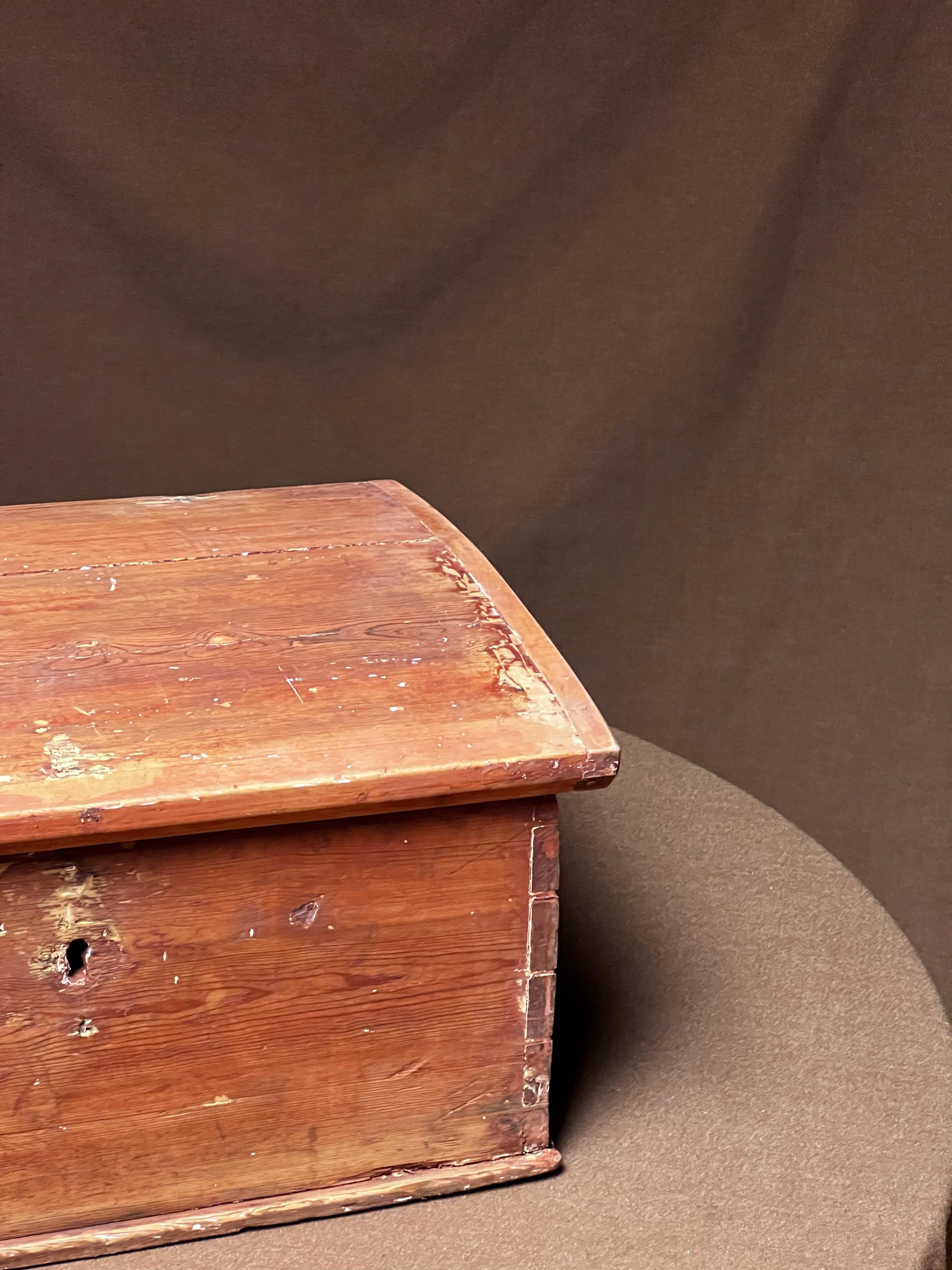 Arte popolare Antico baule di legno svedese / scatola di immagazzinaggio 1825 Firmato Artigianato popolare a mano in vendita