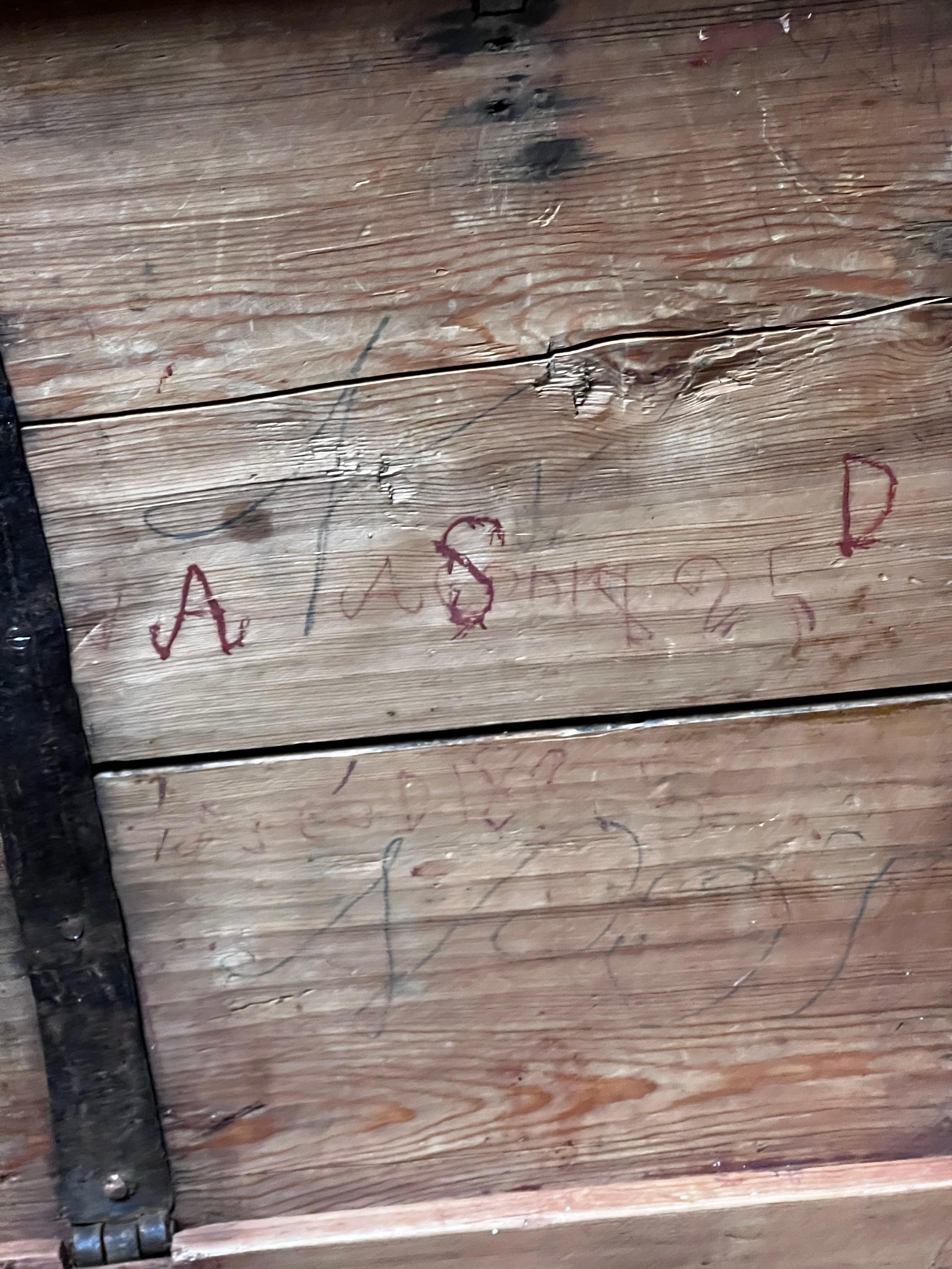 Fatto a mano Antico baule di legno svedese / scatola di immagazzinaggio 1825 Firmato Artigianato popolare a mano in vendita