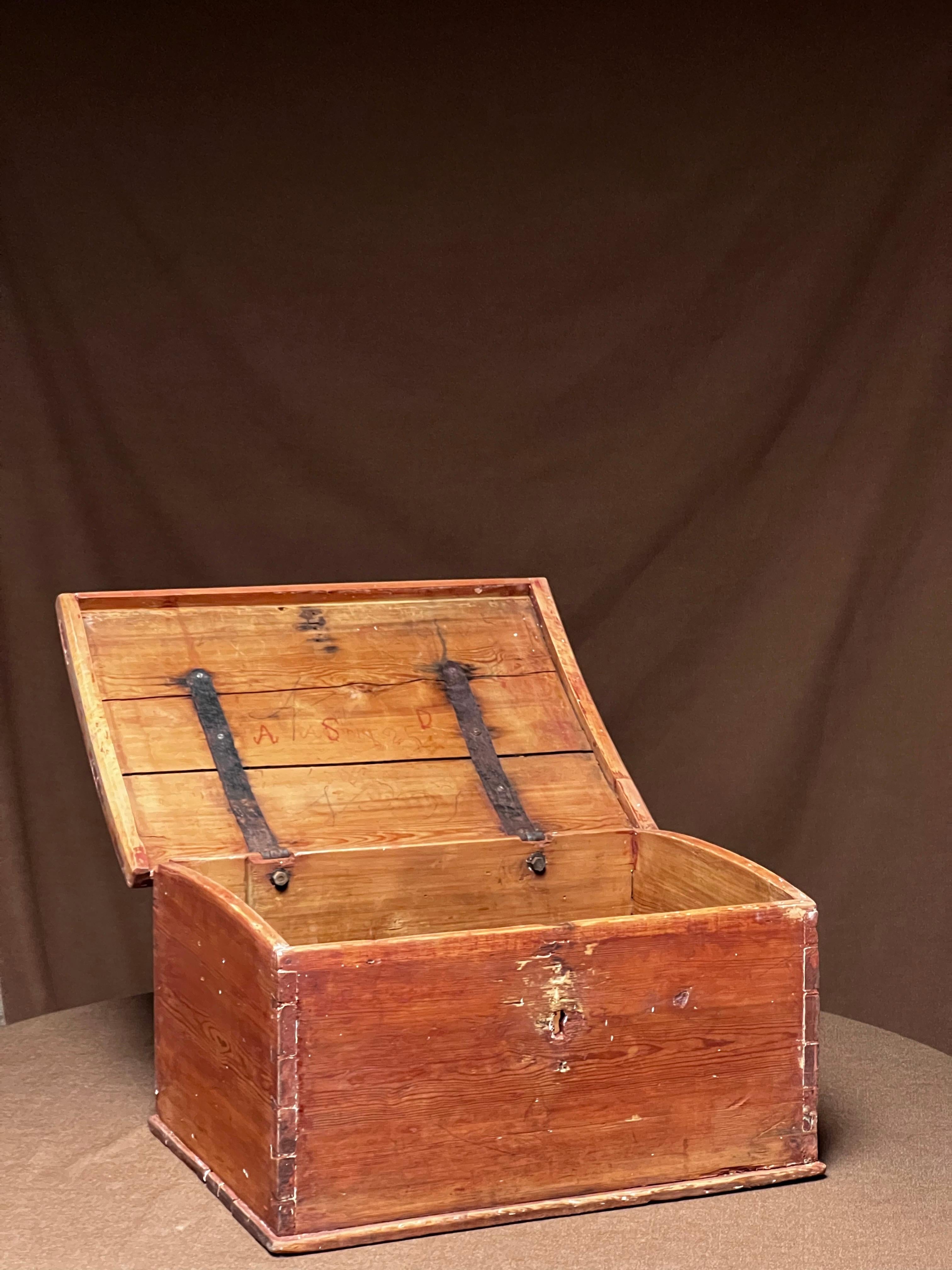 XIX secolo Antico baule di legno svedese / scatola di immagazzinaggio 1825 Firmato Artigianato popolare a mano in vendita