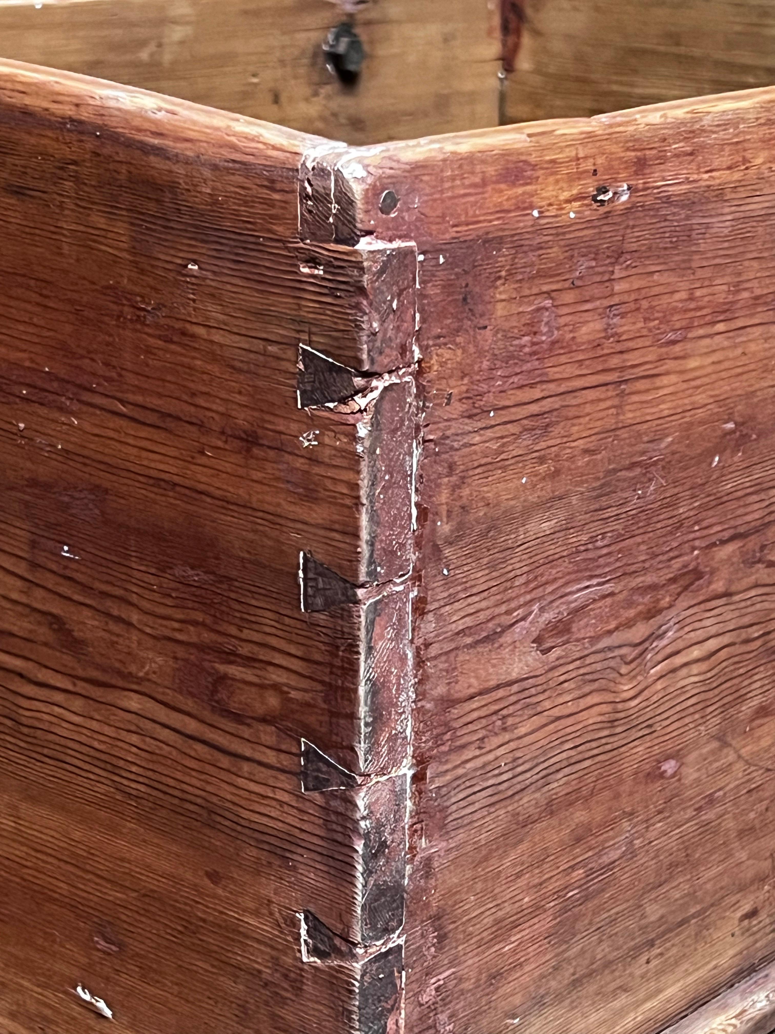 Antico baule di legno svedese / scatola di immagazzinaggio 1825 Firmato Artigianato popolare a mano in vendita 1