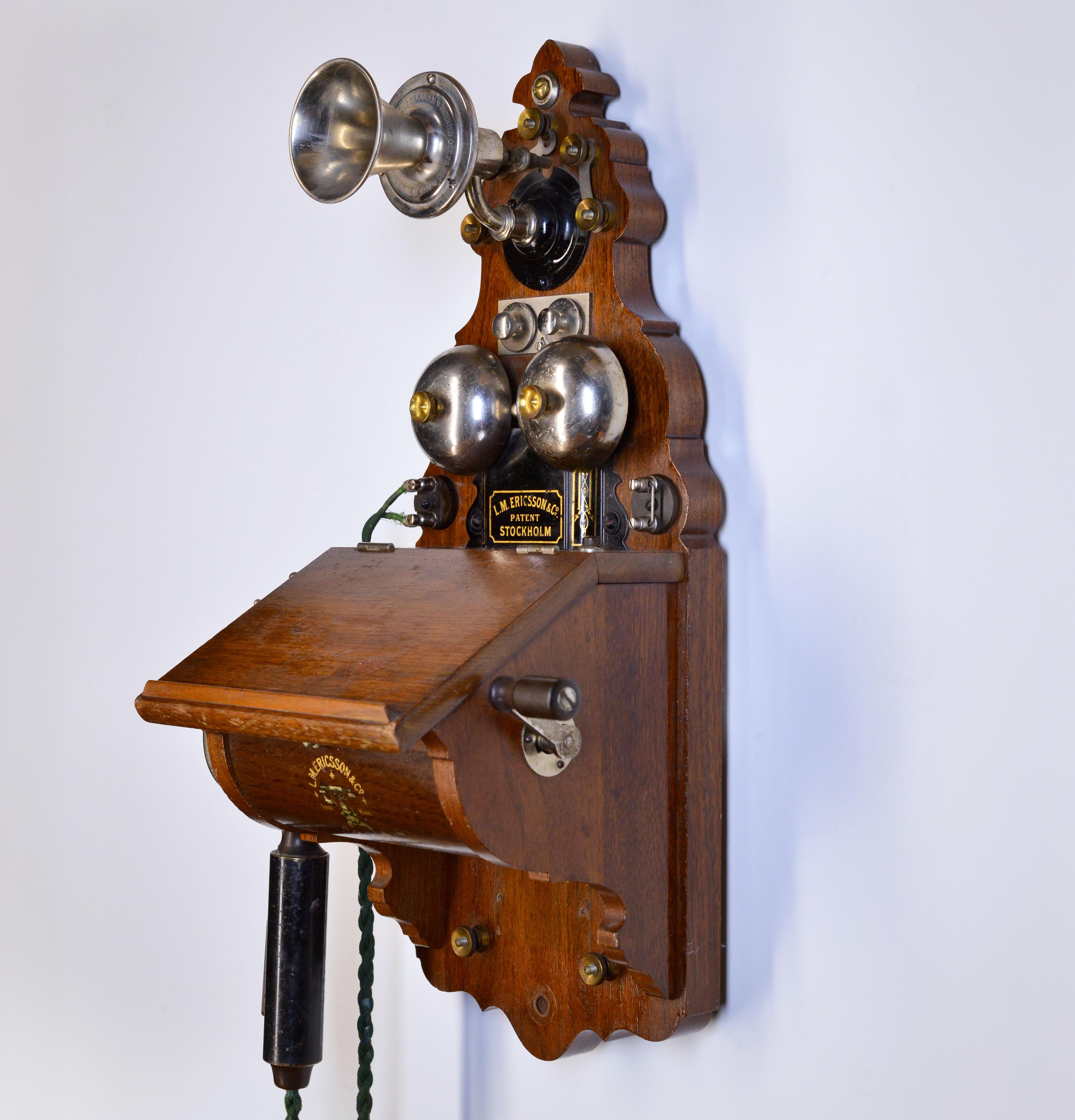 Art Nouveau Antico telefono da parete in legno svedese I.L.A. Magnete a manovella Ericsson modello 305 1918 in vendita