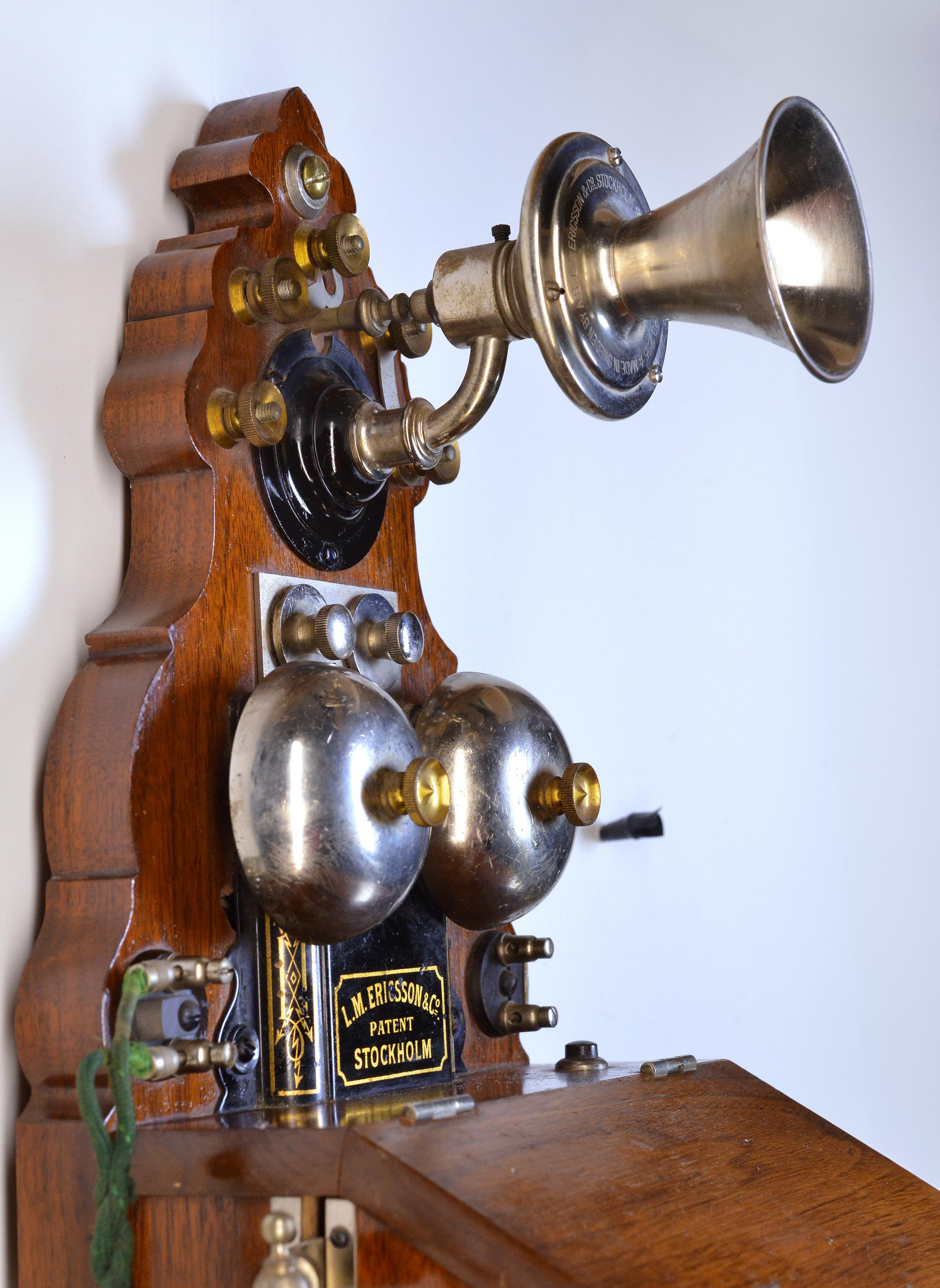 Svedese Antico telefono da parete in legno svedese I.L.A. Magnete a manovella Ericsson modello 305 1918 in vendita