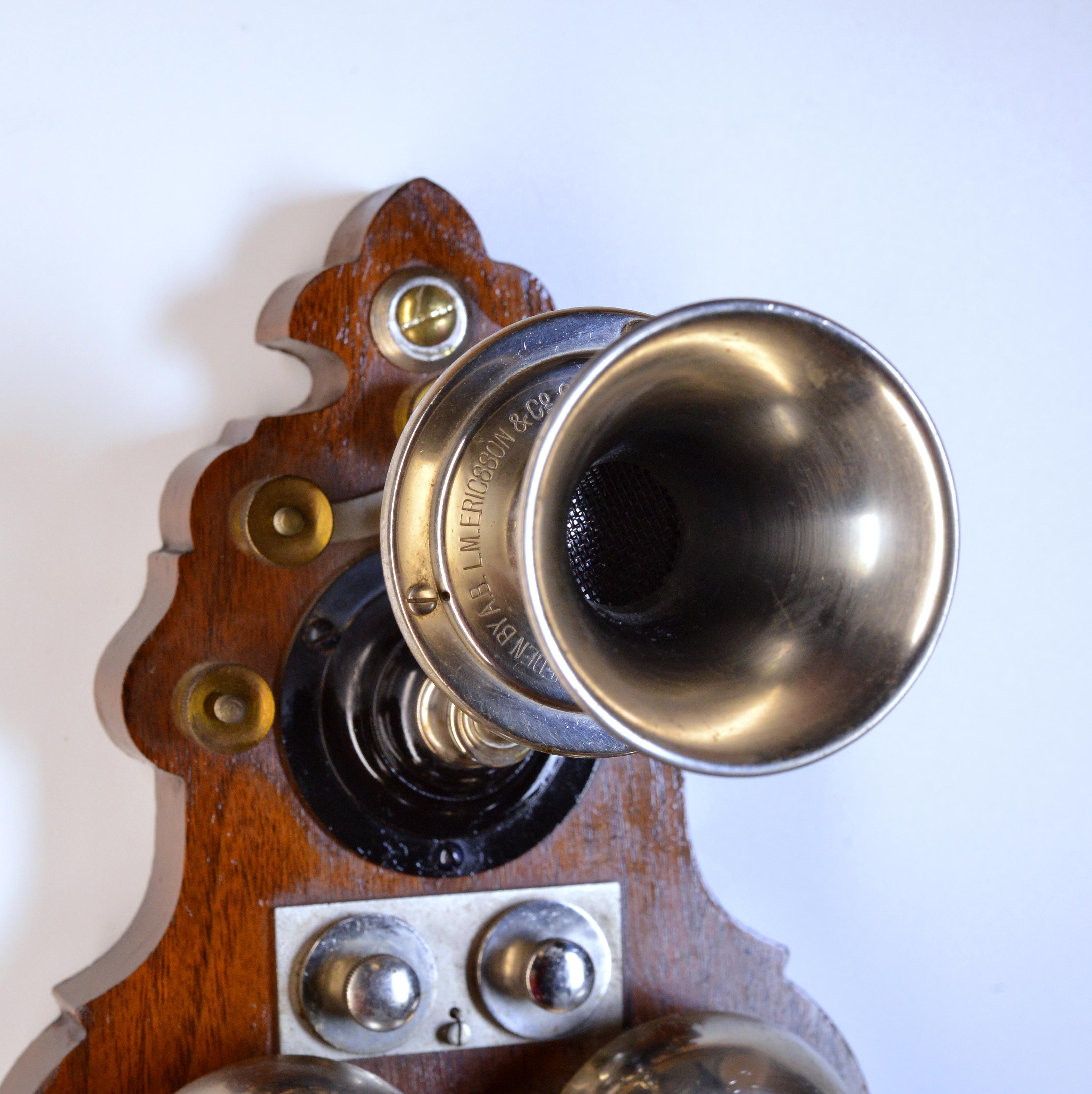 Intagliato a mano Antico telefono da parete in legno svedese I.L.A. Magnete a manovella Ericsson modello 305 1918 in vendita