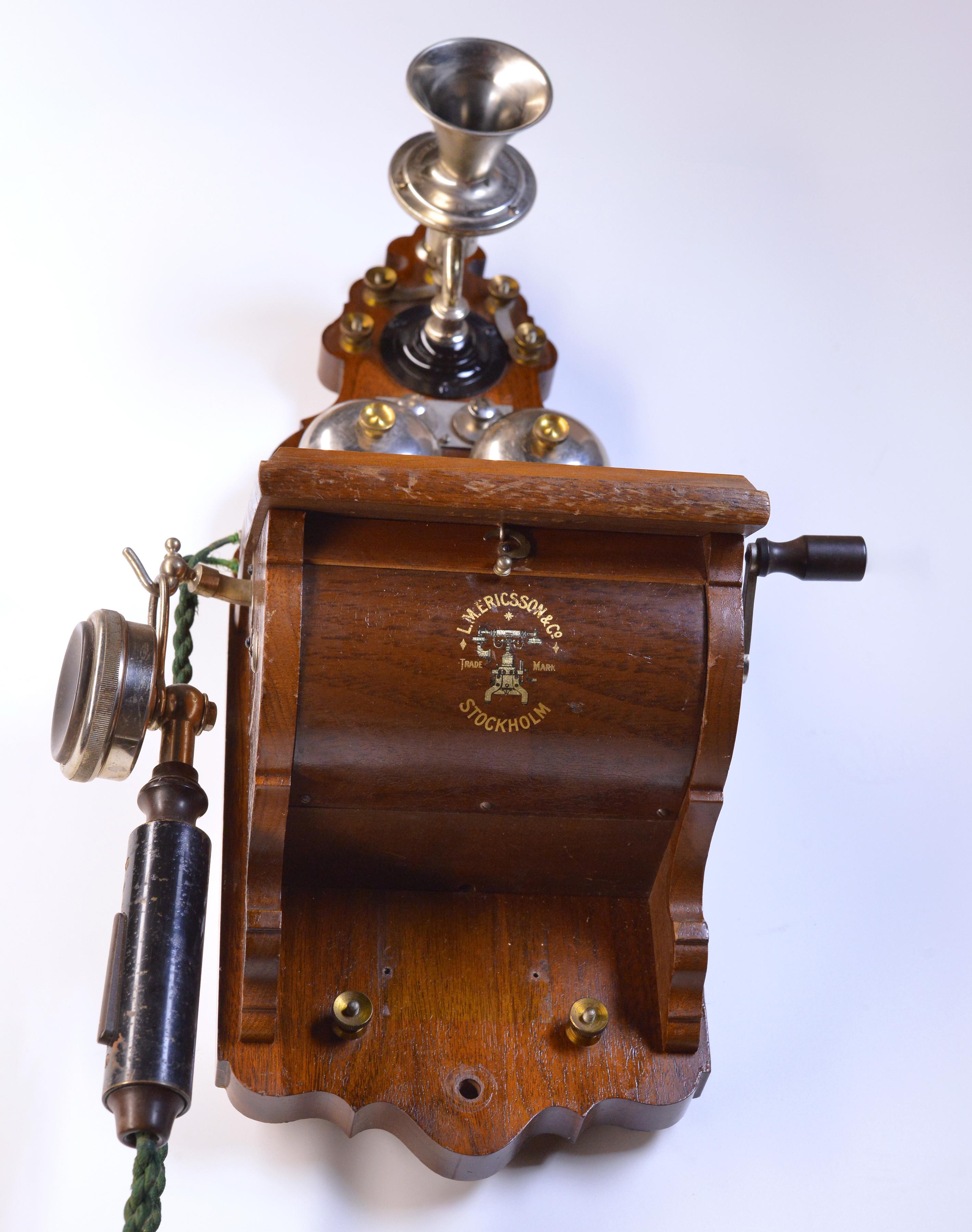Antico telefono da parete in legno svedese I.L.A. Magnete a manovella Ericsson modello 305 1918 In condizioni buone in vendita a Sweden, SE