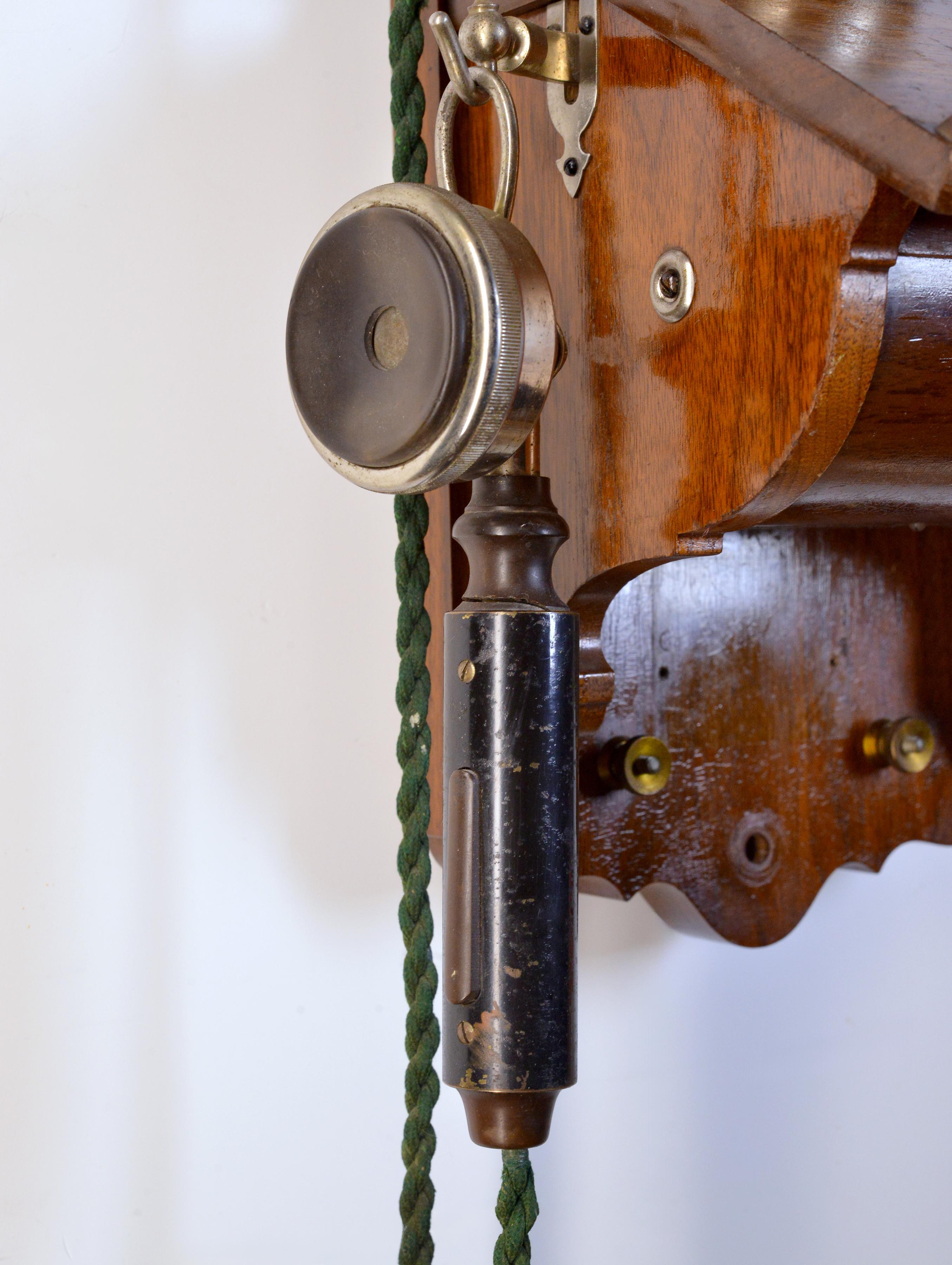 XX secolo Antico telefono da parete in legno svedese I.L.A. Magnete a manovella Ericsson modello 305 1918 in vendita