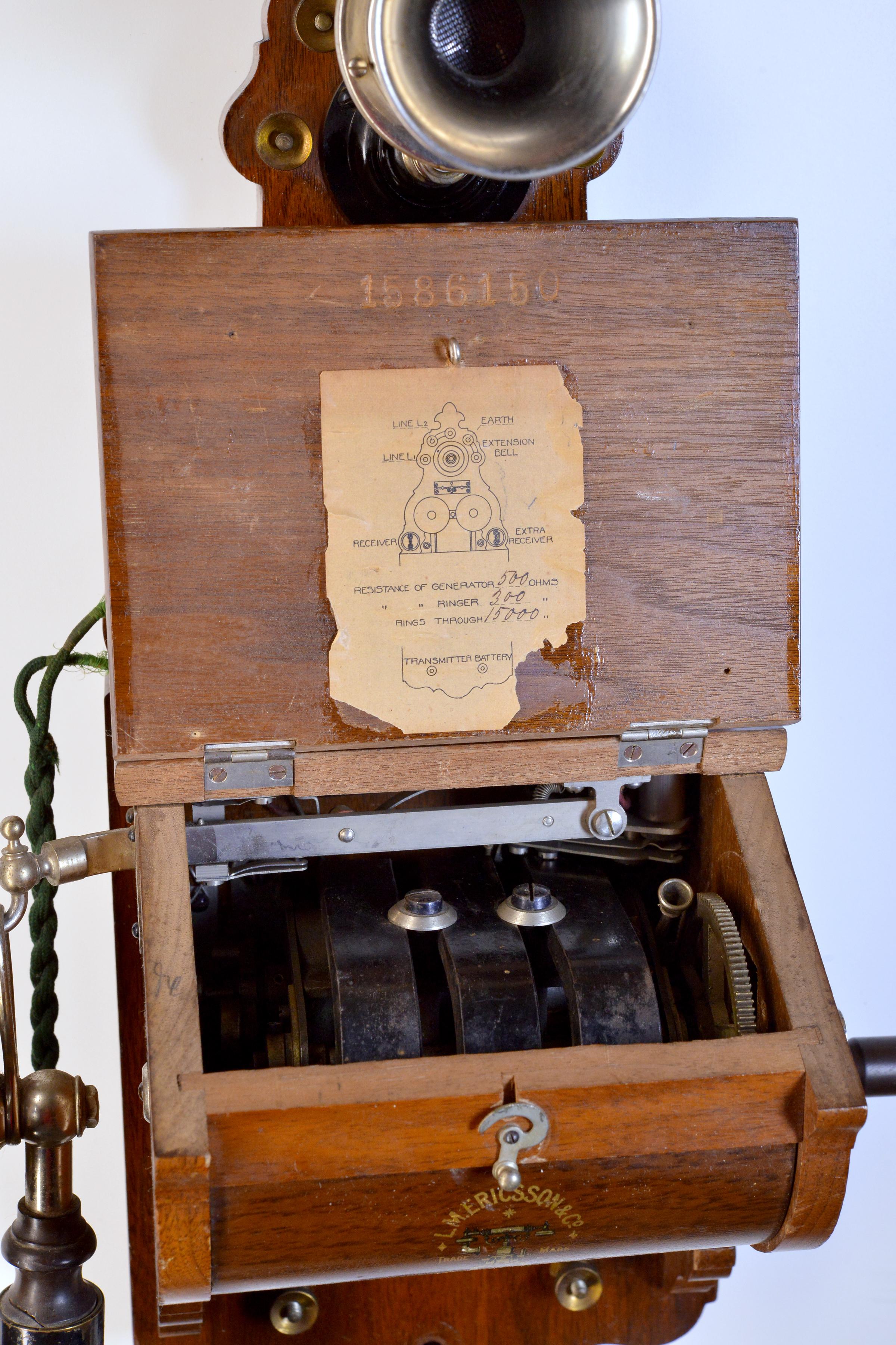Metallo Antico telefono da parete in legno svedese I.L.A. Magnete a manovella Ericsson modello 305 1918 in vendita