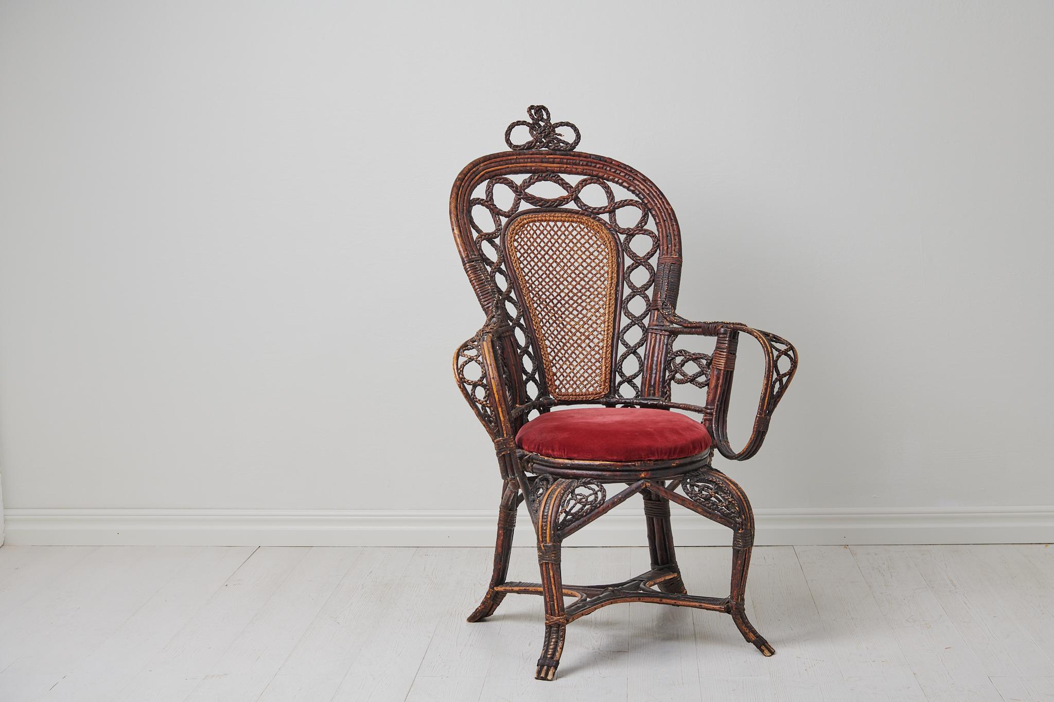 Antiker geflochtener Korbstuhl aus Schweden, hergestellt um das Ende des 19. Jahrhunderts. Der Stuhl ist ein ungewöhnlicher Fund mit einer eklektischen Sammlung verschiedener Webstile und -techniken. Das Aussehen des Stuhls ist unverkennbar antik