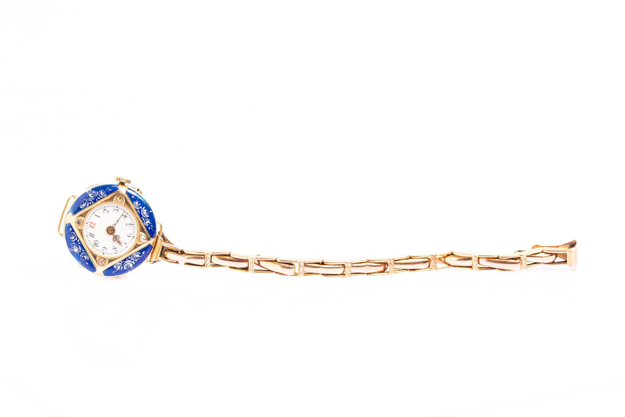 Taille coussin antique Antique Guilloché bleu suisse en or 14 ct  Montre-bracelet en émail et diamants en vente