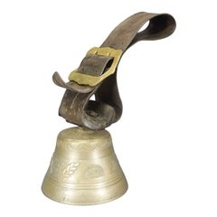 Antique cloche de vache alpine suisse avec bracelet en cuir:: ca. 1900