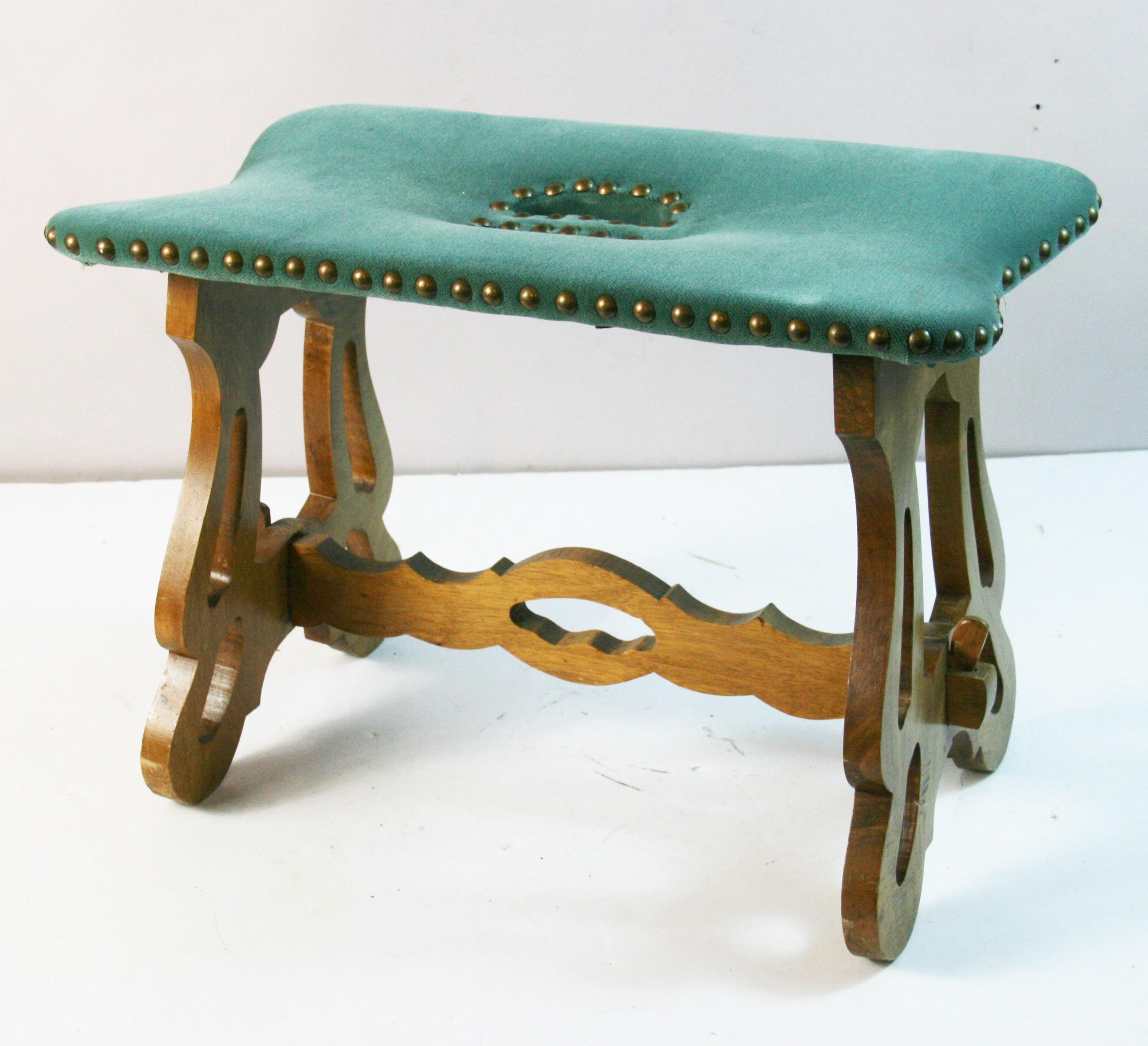 1875 Antique  fabriqué sur mesure en bois de châtaignier des Alpes suisses avec un revêtement en velours et des têtes de clous en laiton
2 pièces disponibles
Prix à l'unité
