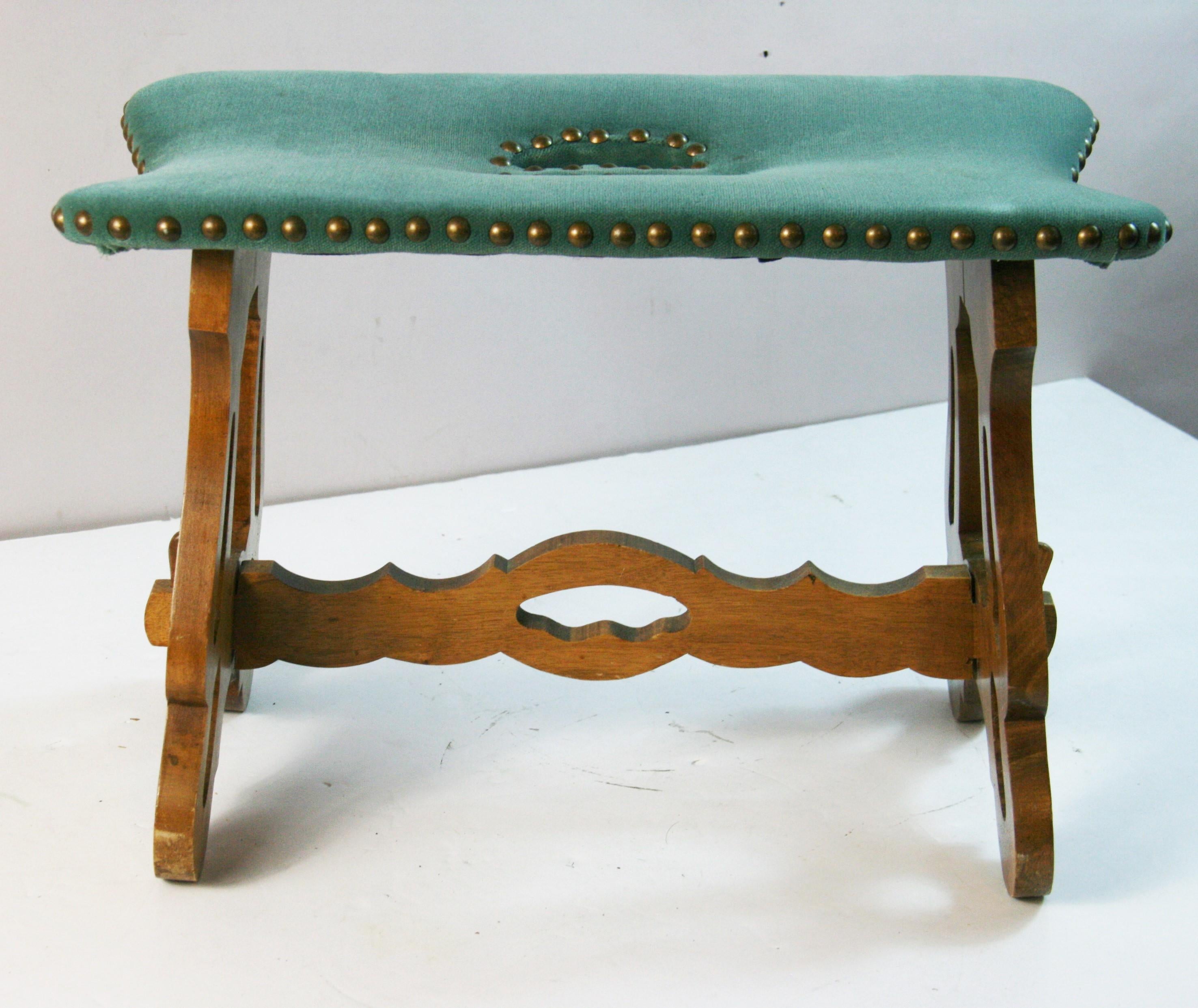 Ancienne Suisse alpine  Tabourets CUSTOM MADE (2 disponibles) Bon état - En vente à Douglas Manor, NY