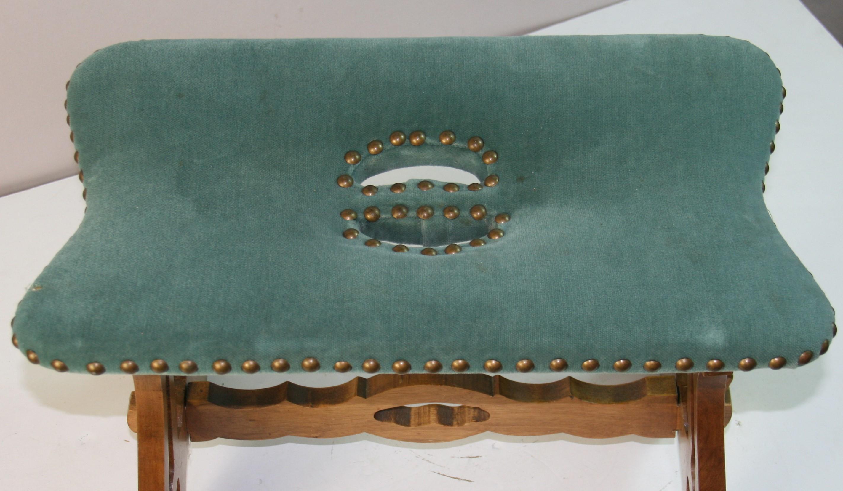 Milieu du XXe siècle Ancienne Suisse alpine  Tabourets CUSTOM MADE (2 disponibles) en vente