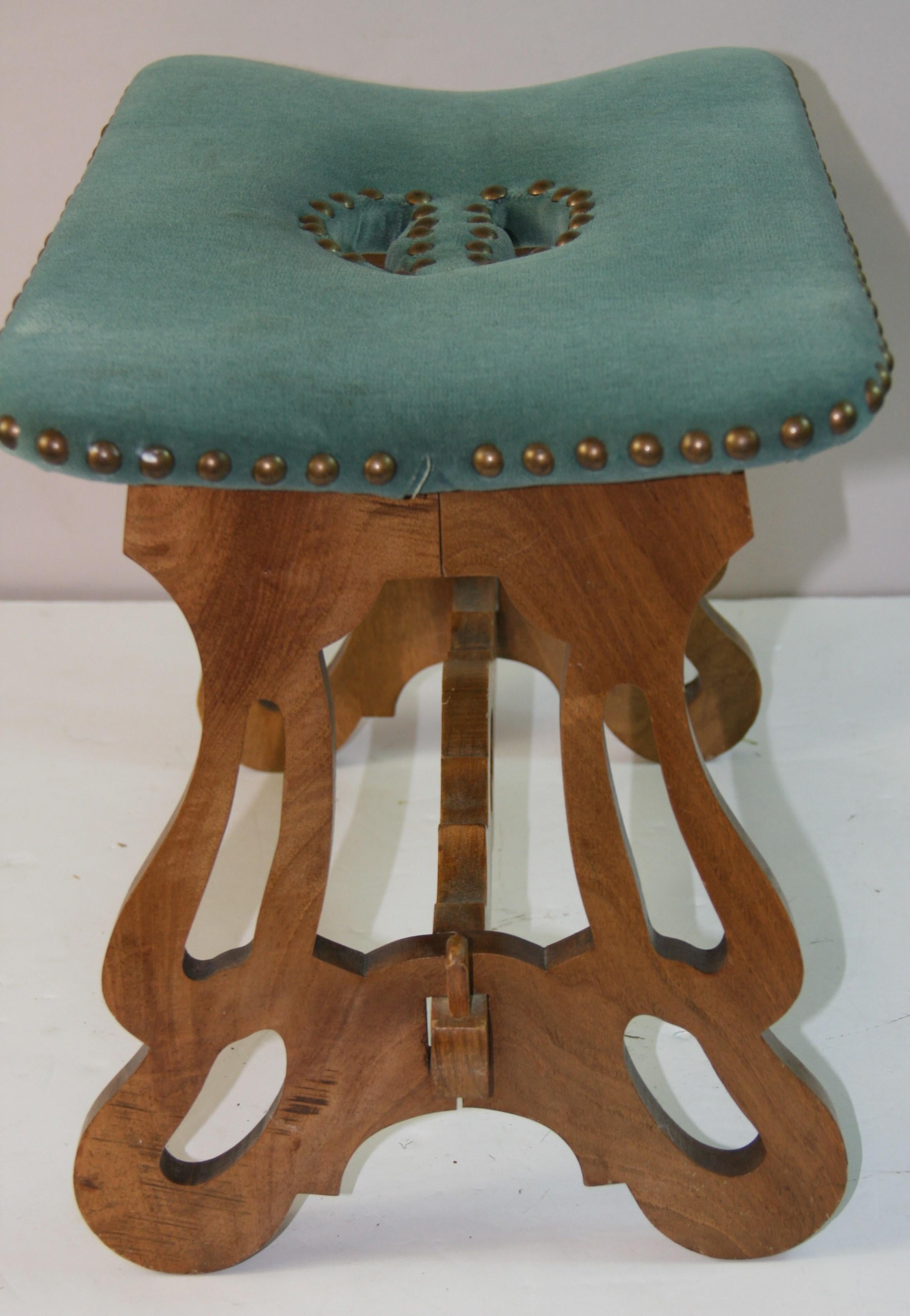Ancienne Suisse alpine  Tabourets CUSTOM MADE (2 disponibles) en vente 1